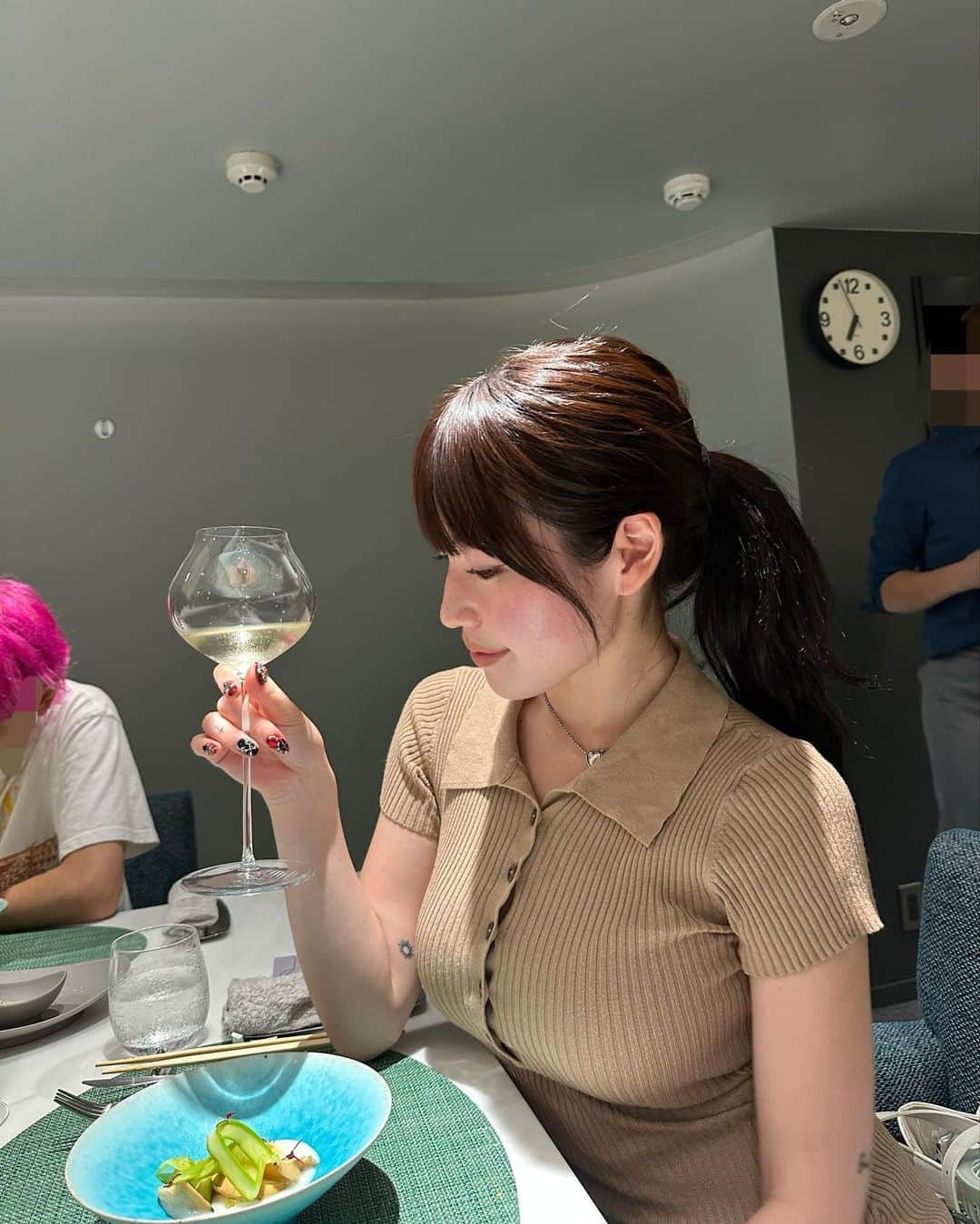 柚月瀬那のインスタグラム：「北品川駅近オシャレ美味すぎな場所見つけました @honsen_kitashina 🤤和と洋の贅沢コース料理やワインのペアリングも楽しめます🍷💞 ９月１５日オープンです🧚🏻‍♀️ サステナブルで有名の @stasherbag_jp を使用して作ったスイーツも美味しすぎて絶対真似する👩‍🍳 久々に @stasherbag_jp のチームの方とお会いできとっても幸せな時間でした！これからも沢山愛用💖 そしてまた絶対プライベートに行くつもり🫣」
