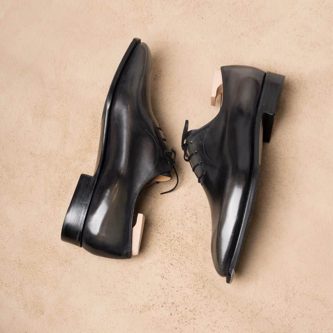 コルテさんのインスタグラム写真 - (コルテInstagram)「[Back to work season]  Treat yourself with Corthay shoes. Unlimited styles with the personalization offer.  Visit our store to create more than just a pair of shoes… but an object which will truly reflect your personality, mood, creativity. We love a challenge - you create, we’ll do it !  Here showcased :  Model : Casanova Oxford Color : Gunmetal patina color Details : Sculpted toe   www.corthay.com #corthay #classics #personalization」9月11日 18時05分 - maison_corthay