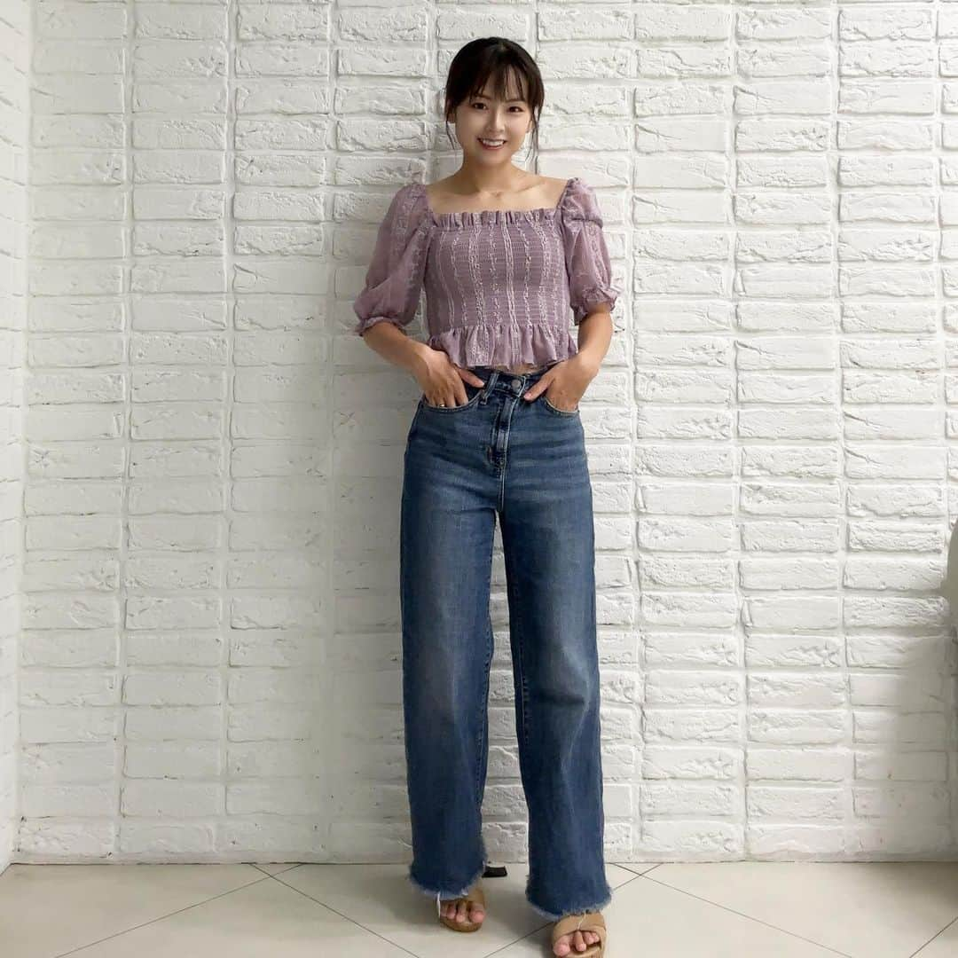 酒井蘭のインスタグラム：「#夏の終わり tops @grl_official  denim @gap_jp  sandals @orientaltraffic_official  ----------------- 暑いだけで疲れるのはわたしだけか。。  なんだか最近日が暮れるのが早いですね。 急に夏終わり告げるのやめてほしい。 むしろ夏本番より蚊と蝉が多い気がするのだが。笑  #働くママ #オフィスカジュアル #オフィスコーデ #姉妹ママ #ママコーデ #きょこ #デニムコーデ #ラベンダーコーデ #オフショル #ハイウエスト」