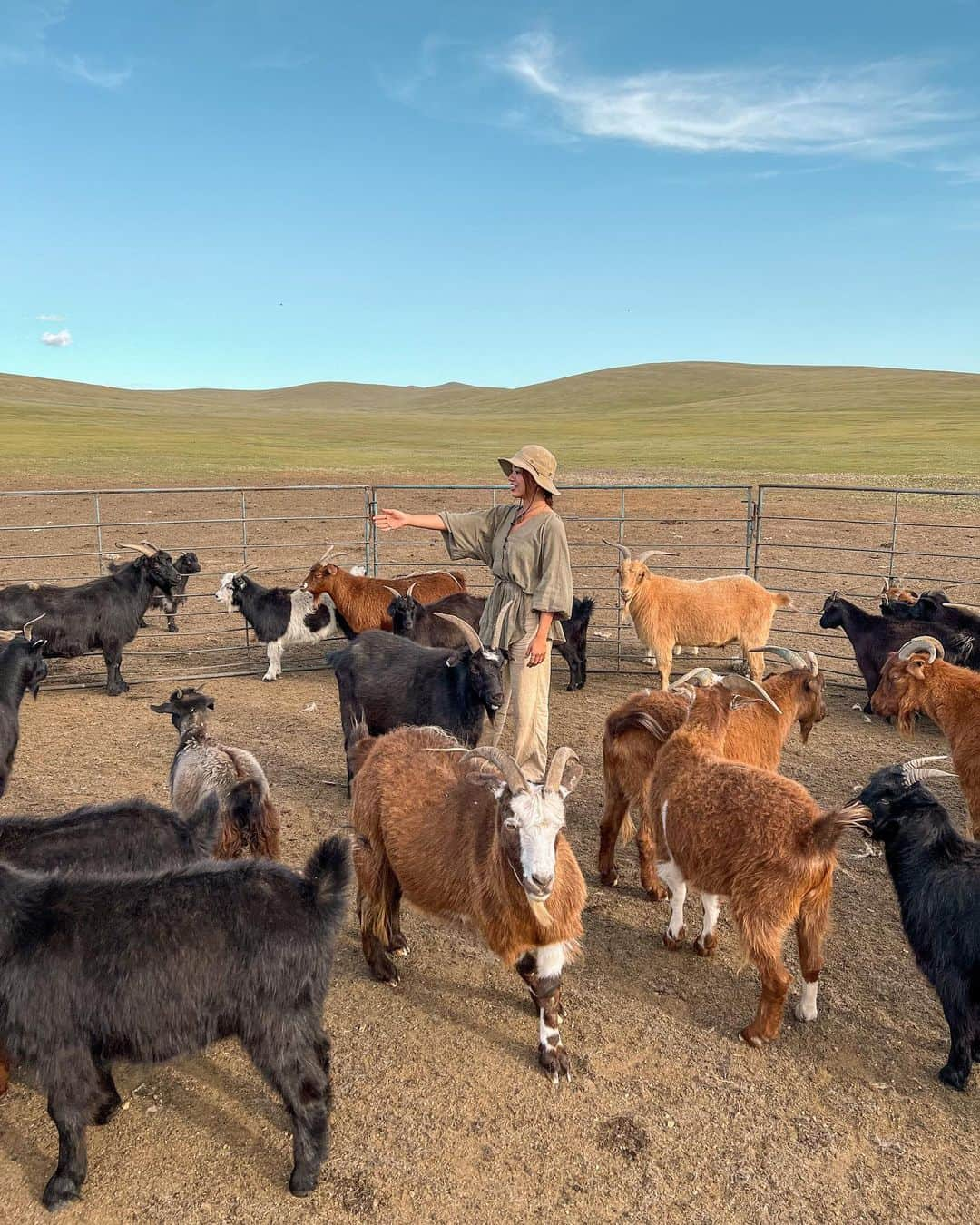 羽石杏奈さんのインスタグラム写真 - (羽石杏奈Instagram)「Nomad life in Mongolia. 🇲🇳✨❤️  モンゴルで遊牧民の家族と、生活と、 ４日間一緒に過ごさせてもらいました✴︎ ストーリーにハイライトまとめたよ🐏  今回は @trapol_official の視察でした🌏 ツアー化が楽しみ〜YouTubeも完成したらまたお知らせするね🧡」9月11日 17時58分 - hawaiianna913