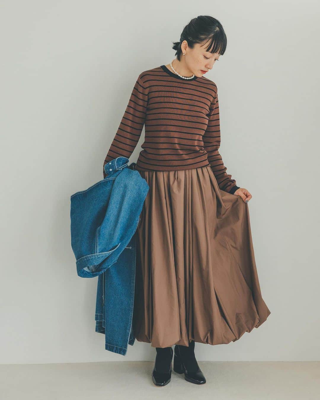 オブレクトさんのインスタグラム写真 - (オブレクトInstagram)「Miyako Takayama × oblekt 🌿   高山都さんとの秋の最新コラボアイテム、大変ご好評いただきありがとうございます✨  こちらは LIMONTAボリュームスカート Color.ブラック/ ブラウン ￥19,800(税込)  高級感のある微光沢が特徴のバルーンスカート✨ ボリュームがありつつ、柔らかくしなやかな素材で膨らみすぎず、デイリーにご着用できるアイテムです！ 皺になりにくく、ウエスト後ろはゴムのイージー仕様で程よくカジュアルに着こなせます。 まだ暑い秋口にはカットソー合わせで、冬本番はニットやスウェットに合わせて、シーズンレスで穿けるので、組み合わせ次第でスタイリングを楽しめる1枚です✨  詳しくはoblekt 公式オンラインストアをご覧ください🌿  #oblekt #オブレクト #高山都 さん」9月11日 17時58分 - oblekt_jp