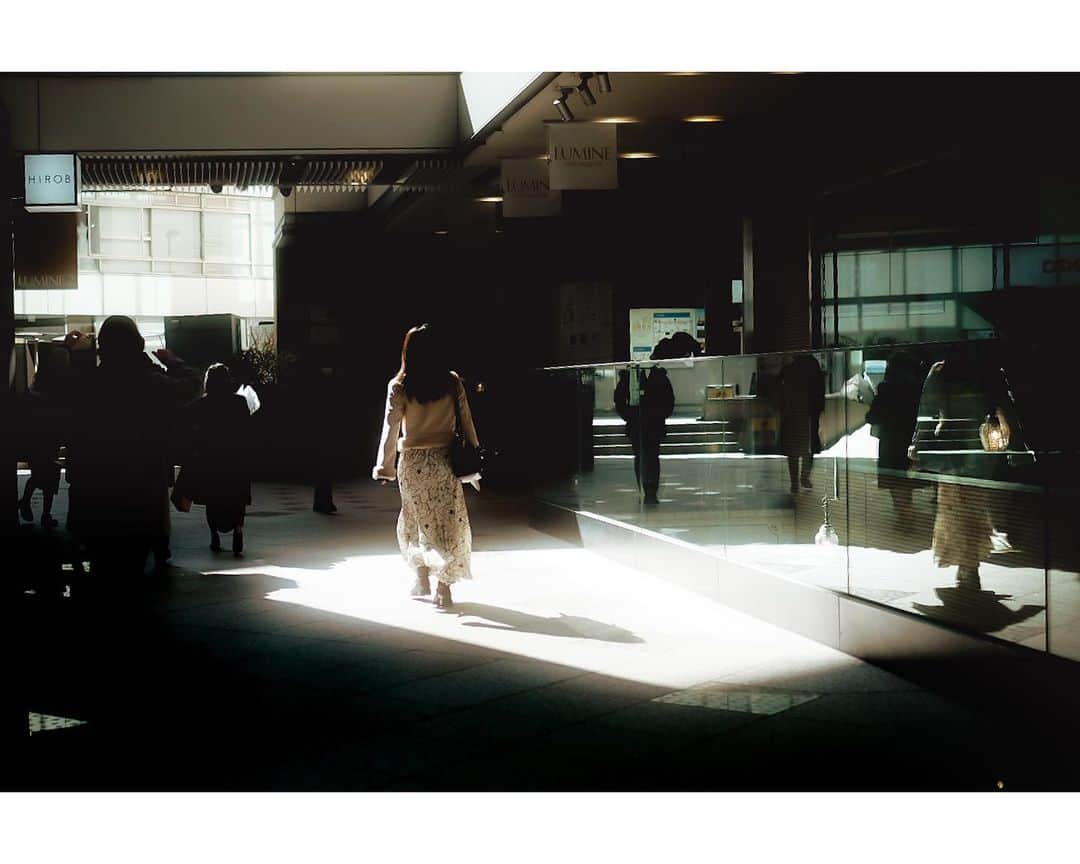 kazhixさんのインスタグラム写真 - (kazhixInstagram)「Tokyo Rhapsody  -Light and shadow on the street—  #fujifilm_xseries #今日もx日和 #富士フイルム  #FUJIFILM #instagram  #igersjp #HelloFrom Tokyo #ファインダー越しの私の世界  #tokyocameraclub #mst_photo #daily_photo_jpn #tokyoartsandculture #JapanCityBlues #TokyoTokyo #streetfinder #eyephotomagazine #cinema_streets  #urbanromantix #street_avengers #streetleaks #sublimestreet #streets_storytelling #storyofthestreet #streetsgrammer #streetmoment #voidtokyo  #streetgrammers #shadow_magazine #subshooters」9月11日 17時59分 - kazhix