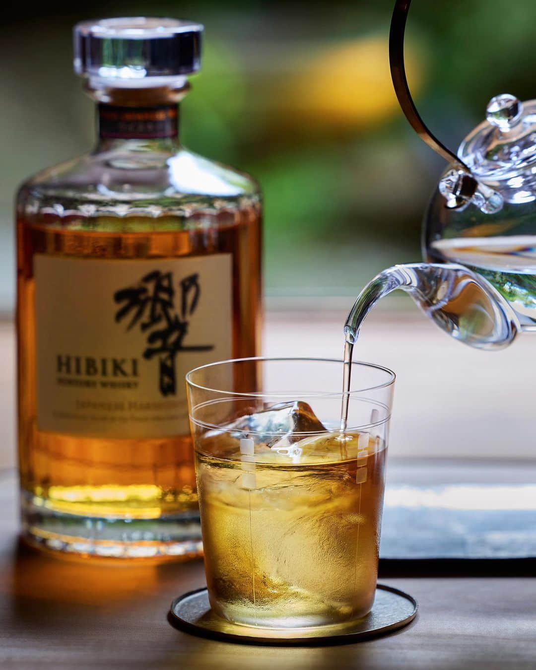響 | SUNTORY WHISKY HIBIKIのインスタグラム：「. HIBIKI TIME ~二十四節気・白露~  澄んだ水を注ぎ、芳しい香りを深呼吸。 Pour clear water and breath in the delightful fragrance of whisky.  #hibiki #響 #hibiki_time #二十四節気 #24seasons #白露 #hakuro #withnature #初秋 #autumn #ちろり #ハーフロック #halfrock」