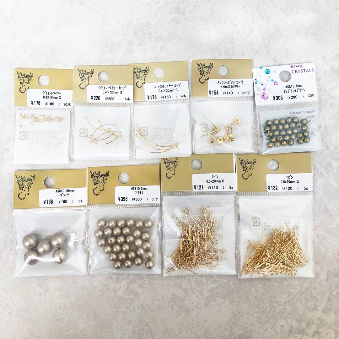貴和製作所 公式さんのインスタグラム写真 - (貴和製作所 公式Instagram)「【スタッフ作品】 ルミネ新宿店(@kiwa_shinjuku)  ジョイントワイヤーカーブを使用したパールアクセサリーのご紹介です🍂  パールは秋らしいカラーでまとめ、アシンメトリーなデザインもポイント🌟  Tピンと9ピンのピン丸めのみで作れますので初めてさんにもおすすめです✨  【材料】 ●ジョイントワイヤー 0.4×10㎜ G...4本(1袋) ●ジョイントワイヤー カーブ 0.4×20㎜ G...2本(1袋) ●ジョイントワイヤー 0.4×30㎜ G...2本(1袋) ●ステンレスピアス カン付 4㎜ G Niフリー...1ペア(1袋) ●Tピン 0.5×20㎜ G...14本(1袋) ●9ピン 0.5×20㎜ G...6本(1袋) ●貴和クリスタル #5810 4㎜ イラデサントグリーン...14個(1袋) ●貴和クリスタル #5810 6㎜ プラチナ...4個(1袋) ●貴和クリスタル #5810 10㎜ プラチナ...2個(1袋)   ━━━━━━━━━━━━━━━━  スタッフ独自のアレンジ作品のため、レシピや材料表はございません。  こちらに頂きましたコメントには返信いたしかねます。ご了承ください。  店舗（オンラインストア含む）により取扱い商品・入荷時期が異なりますのでご了承ください。  時間を短縮して営業をさせていただいている店舗がございます。詳しくはウェブサイトでご確認くださいませ。  ━━━━━━━━━━━━━━━━  #公式貴和製作所ルミネ新宿店 #公式貴和製作所スタッフアレンジ #貴和製作所 #accessories #accessory #handmade #ハンドメイドアクセサリー #ハンドメイドパーツ #ハンドメイド  #earrings #pierce #秋アクセサリー #ジョイントワイヤー #貴和クリスタル #パールアクセサリー」9月11日 18時00分 - kiwaseisakujo