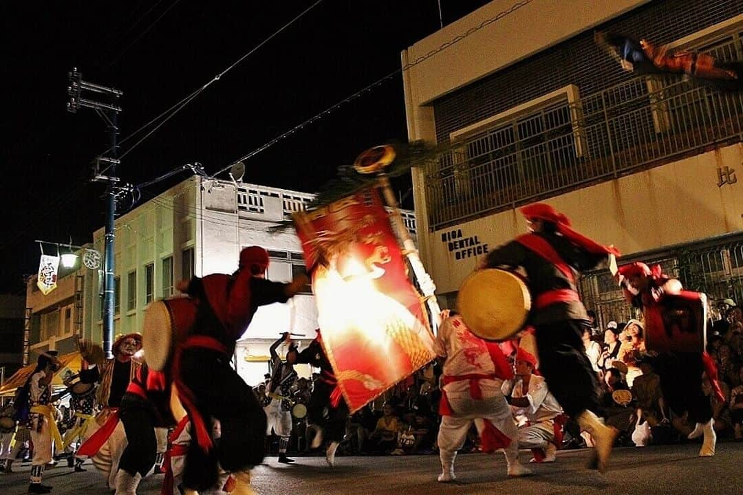 沖縄県民のおでかけ応援サイト「ちゅらとく」さんのインスタグラム写真 - (沖縄県民のおでかけ応援サイト「ちゅらとく」Instagram)「間近で演舞を見られて躍動感たっぷり！ 2023年9月17日（日）、嘉手納町にある道の駅かでなにて「嘉手納町エイサーまつり」が開催されます☆  エイサー隊が新町通りから道の駅かでなまで練り歩く、この時期恒例のイベント！  今年は西浜区青年会が加わり6団体が参加✨  千原エイサー保存会による、嘉手納町指定無形民俗文化財に指定されたエイサーも披露♪現在の嘉手納飛行場となっている場所にあった「千原集落」の伝統を受け継いだエイサーで、男性だけで踊るダイナミックな演舞が特徴です◎  【開催日時】　 2023年09月17日（日） 18時～20時  【場所】 道の駅かでな 沖縄県中頭郡嘉手納町屋良1026番地3  【入場料】 無料  【駐車場】 あり ※駐車場には限りがあるので、シャトルバスや公共交通機関をご利用ください  【シャトルバス】 西浜区自治会前と道の駅かでな間を往復するシャトルバスが2台運行。 （西浜区自治会前～西区自治会前～役場駐車場～中央駐車場バス停～屋良バス停～道の駅かでな） ※西浜区自治会前を16時に出発、最終は道の駅かでなを21時に出発。  【プログラム】 18時～　南区青年会 18時20分～　西浜区青年会 18時40分～　中央区青年会 19時～　東区青年会 19時20分～　西区青年会 19時40分～　千原エイサー保存会 20時　終了  【問い合わせ】 嘉手納町エイサーまつり実行委員会  👜フォロー＆投稿保存をしておでかけの参考に♪  ほかにも様々なおでかけ情報あり！ 気になる詳細は @churatoku プロフィール欄のURLから「おでかけ情報」をチェック＼(^o^)／  沖縄県民のおでかけを応援するサイト「ちゅらとく」 おでかけに役立つ情報をお届け✨ ▶ホテル(宿泊・レストラン)・遊び体験・ツアーのお得情報 ▶旬のイベント・おでかけスポット情報 ❤Follow Me @churatoku  #ちゅらとく #ちゅらとくおでかけ #churatoku #沖縄県民限定 #沖縄 #沖縄スポット #沖縄おでかけ #沖縄イベント #嘉手納町エイサーまつり #エイサー」9月11日 18時00分 - churatoku