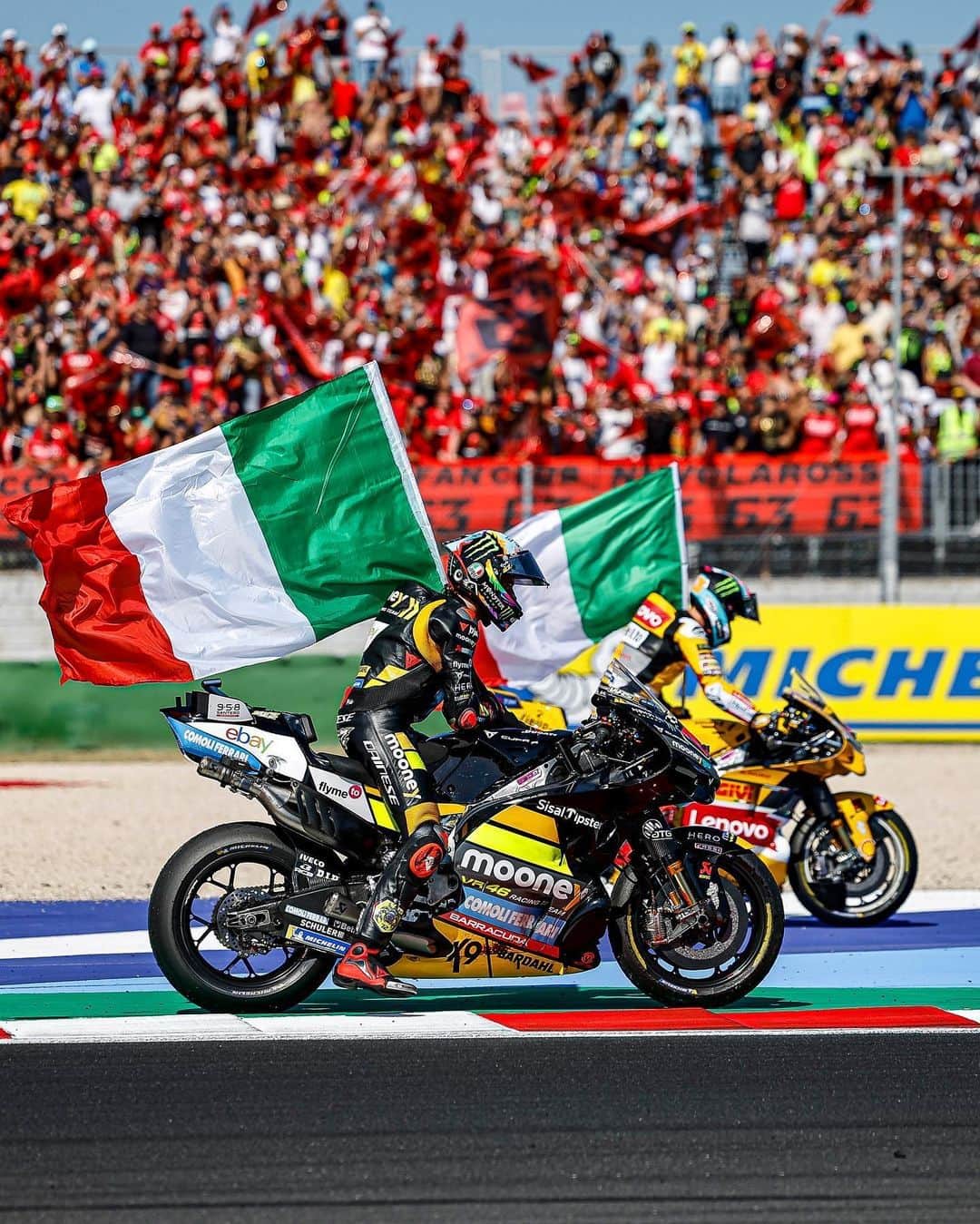 Ducati Japanさんのインスタグラム写真 - (Ducati JapanInstagram)「珍しいイエローバージョンのデスモセディチGPが、ドゥカティのホーム、イタリア・ミサノ・ワールドサーキットで、ドゥカティファンを湧かせました。  この色は、ドゥカティがレースに注いできた情熱の歴史をたたえる、今回のレース限定の復刻版カラーで、"ジャッロ・ドゥカティ（ドゥカティ・イエロー）"と呼ばれています。 このドゥカティの情熱と誇りをまとったマシンとスーツで素晴らしい走りをみせた"ペッコ"・バニャイアは、ファンの期待に応えて見事に表彰台を獲得！ 前のレースでの怪我をものともしませんでした。  そして、待望の日本GPも、いよいよ今月末にせまってきました！ サーキットで、テレビで、配信で、みんなでドゥカティ・レノボチームを応援しましょう！  #ドゥカティいいじゃん #ForzaDucati #MotoGP #Ducati #ドゥカティ #バイクレース #GialloDucati」9月11日 18時00分 - ducatijapan
