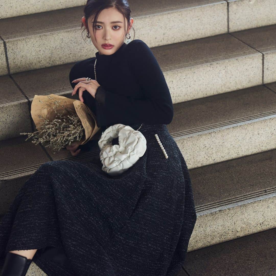 NATURAL BEAUTY BASICのインスタグラム：「“Stylish×Feminine” 2023 Autumn Collection Feat.Seika Furuhata  NBBはこの秋、 「自分らしいスタイル、洗練されたトレンド感」を提案。  リュクスなエコファーやジャカードに、 クラシカルなボウタイやツイードetc. 女性らしさを際立たせてくれるディテールで、 フェミニンかつスタイリッシュに。  ■シアーフレアカフスリブニット ¥7,480 tax in size:FR color:クロ/ライトグレー/チャコール/オフ #0173270920  ■ミックスツイードシリーズ ¥11,440 tax in size:S/M/PS color:クロミックスツイード/ベージュミックスツイード #0173220952  古畑星夏さんがレディに着こなしてくださった webカタログ第二弾は 9/18(月)より公開予定✨ ぜひお楽しみに...♡  #古畑星夏 さん #新作アイテム #フェミニンコーデ #ファーコート #ツイードスカート #ジャガード #リブニット #パンツコーデ #シンプルコーデ #きれいめシンプル #秋コーデ #お出かけコーデ #オフィスコーデ #オフィスカジュアル #通勤コーデ #大人可愛い #カラーコーデ  #着回しコーデ #きれいめカジュアル  #ベーシックコーデ #ベーシック #ナチュラルコーデ #トレンドスタイル #シンプルコーデ #ナチュラルビューティーベーシック #naturalbeautybasic」