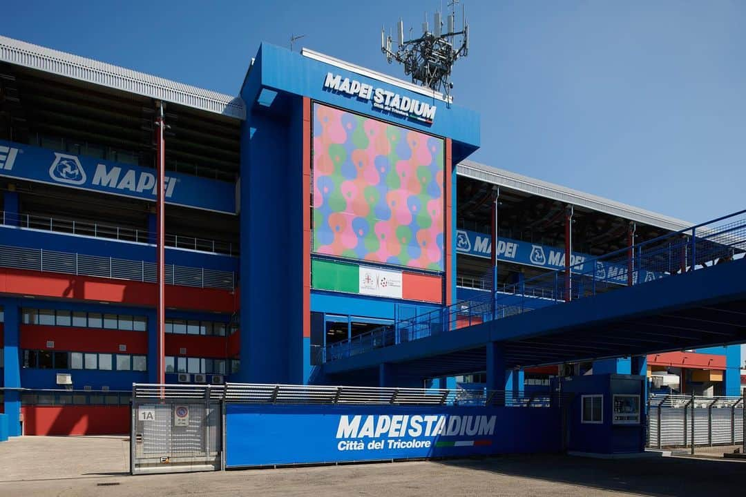 USサッスオーロ・カルチョさんのインスタグラム写真 - (USサッスオーロ・カルチョInstagram)「"Mapei Stadium - Città del Tricolore" tra tradizione e futuro ✨  Restyling esterno nel solco della tradizione e ammodernamento di tutto l’impianto di illuminazione per una struttura all’altezza dei più elevati standard internazionali 🏟  #ForzaSasol 🖤💚 @mapei_italia  Credit 📸 Filippo Vinardi #MapeiStadium」9月11日 18時00分 - sassuolocalcio