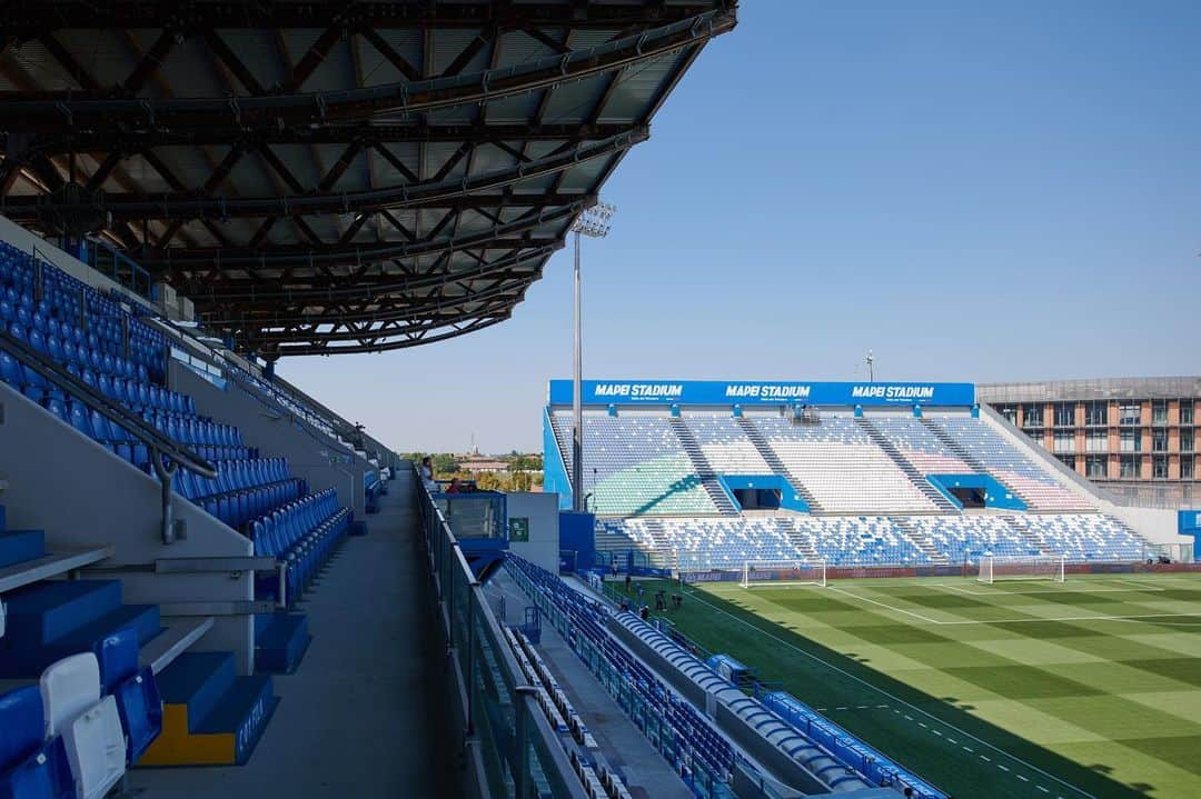 USサッスオーロ・カルチョさんのインスタグラム写真 - (USサッスオーロ・カルチョInstagram)「"Mapei Stadium - Città del Tricolore" tra tradizione e futuro ✨  Restyling esterno nel solco della tradizione e ammodernamento di tutto l’impianto di illuminazione per una struttura all’altezza dei più elevati standard internazionali 🏟  #ForzaSasol 🖤💚 @mapei_italia  Credit 📸 Filippo Vinardi #MapeiStadium」9月11日 18時00分 - sassuolocalcio