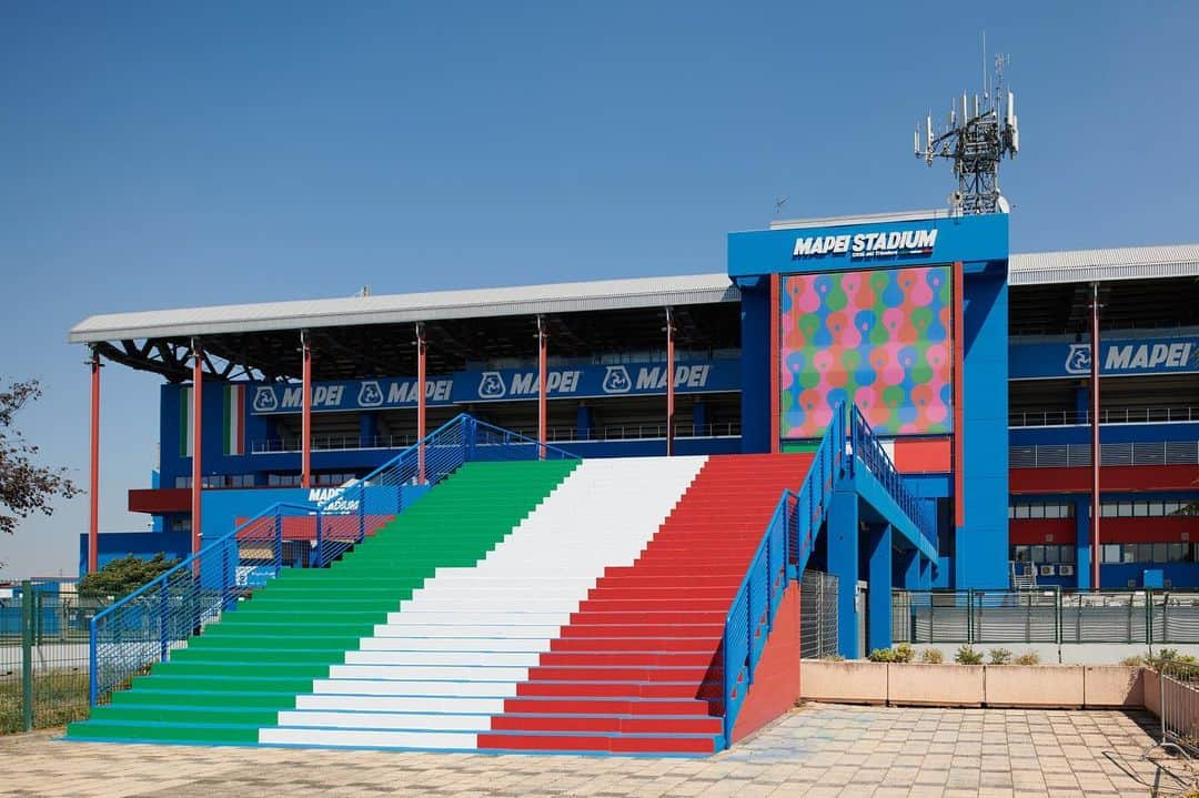 USサッスオーロ・カルチョのインスタグラム：「"Mapei Stadium - Città del Tricolore" tra tradizione e futuro ✨  Restyling esterno nel solco della tradizione e ammodernamento di tutto l’impianto di illuminazione per una struttura all’altezza dei più elevati standard internazionali 🏟  #ForzaSasol 🖤💚 @mapei_italia  Credit 📸 Filippo Vinardi #MapeiStadium」