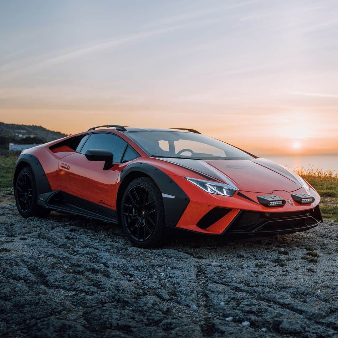 ランボルギーニのインスタグラム：「Beyond the usual paths is where rare emotions lie. That’s Huracán Sterrato’s territory.  #Lamborghini #HuracanSterrato #BeyondTheConcrete  __ Huracán Sterrato: fuel consumption combined: 14,9 l/100km (WLTP); CO2-emissions combined: 337 g/km (WLTP)」