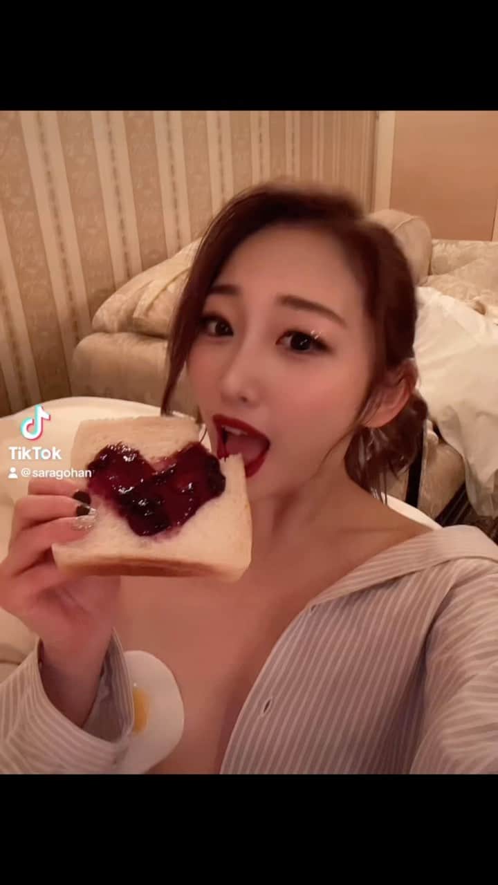 のインスタグラム：「撮影中のモグモグタイム🍞  #バーレスク東京  #バーレスク東京さら  #さらのゆるりな日常  #モグモグたいむ😋」