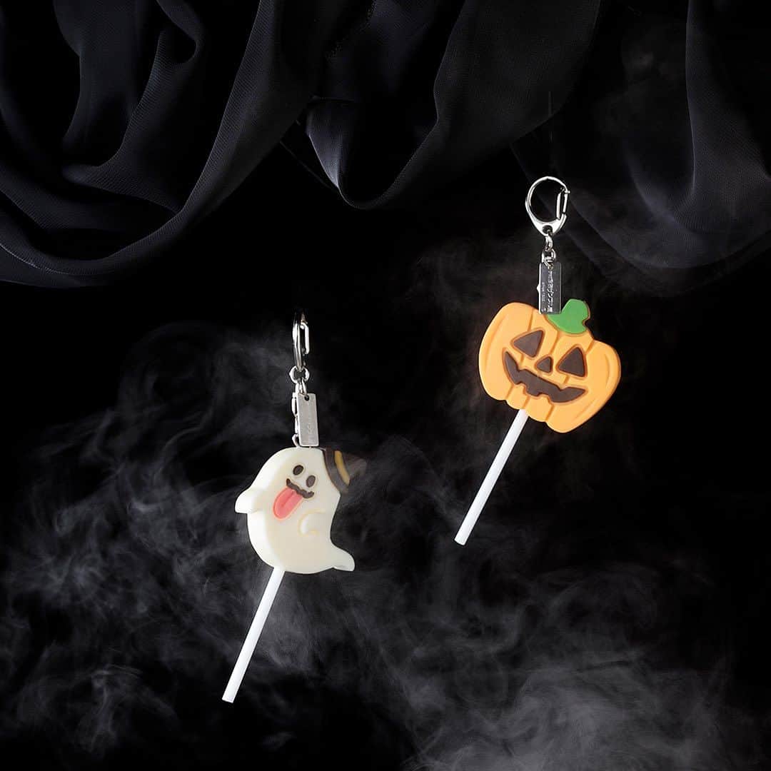 のインスタグラム：「本日22時から発売ˎˊ˗ 【🎃ハロウィン限定商品のお知らせ👻】 The Spooky Night of Halloween!  今年もダークなハロウィンにぴったりな商品が登場します。  ꧁—————𝙷𝚊𝚕𝚕𝚘𝚠𝚎𝚎𝚗—————꧂  [ハロウィン限定商品] ・キーリング おばけチョコ棒 ・キーリング かぼちゃチョコ棒  ꧁———————————————꧂  定番商品のチョコ棒キーリングがハロウィン限定仕様になって登場！ ハロウィンのモチーフを食品サンプルで表現するために イラストや原型制作など企画段階から話し合いを重ね、 かわいさだけでなく、立体感のあるチョコレートにこだわって仕上げました。  お友達やご家族でお揃いにしても🎃👍 「溶けないチョコレート」をじっくりお楽しみください𓂃👻  Have a Happy Halloween. . .  ⋰ 商品が気になったらいいねや保存！ ご購入はプロフィールのURLから特集ページへ ⋱  #ハロウィン2023 #元祖食品サンプル屋 #ハロウィン #小物入れ #食品サンプル好きな人と繋がりたい #食品サンプル #食べられません #fakefood #fakesample #plasticfood #foodsample #foodreplica #japan #halloween」