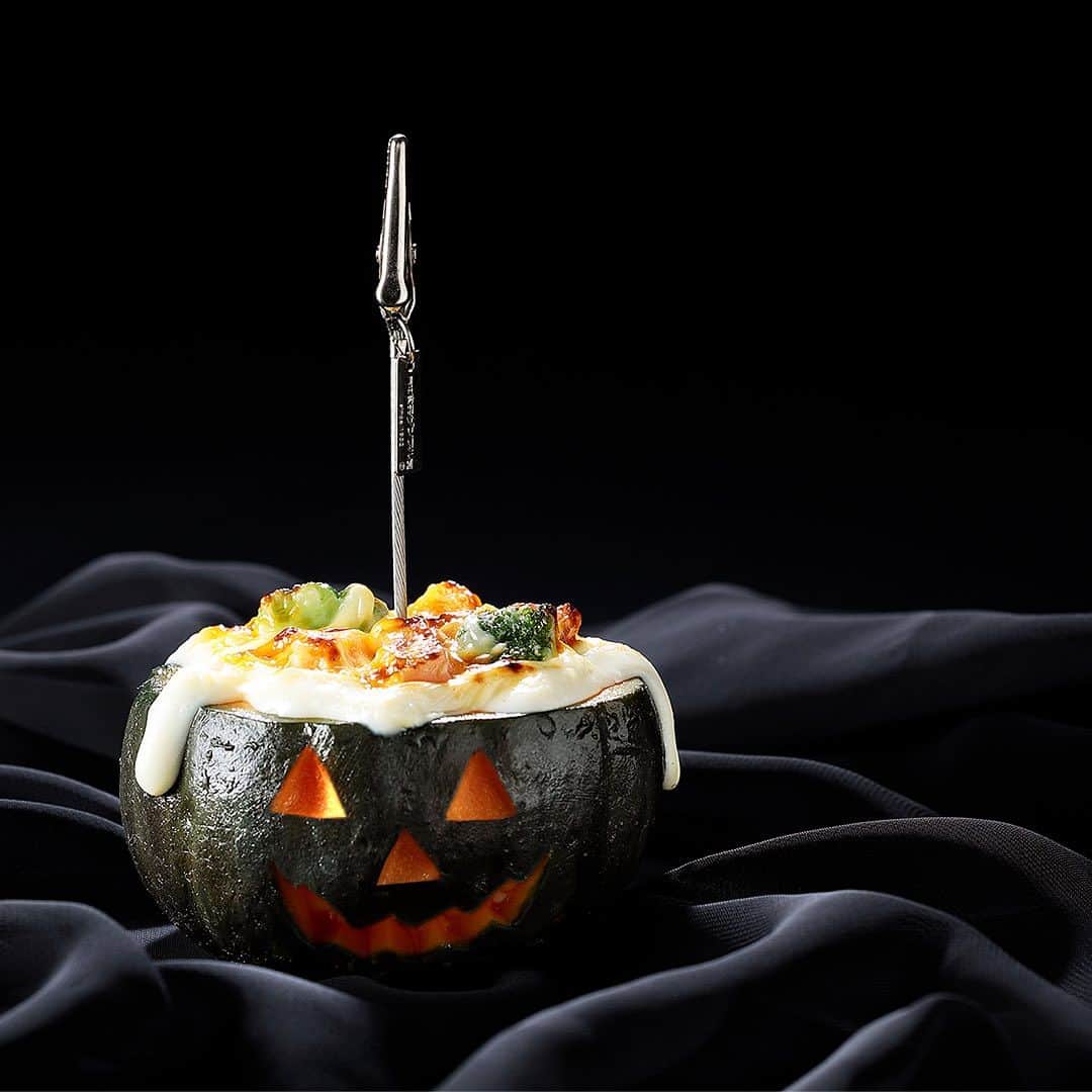 元祖食品サンプル屋のインスタグラム：「本日22時から発売ˎˊ˗ 【💀ハロウィン限定商品のお知らせ🎃】 The Spooky Night of Halloween!  今年もダークなハロウィンにぴったりな商品が登場します。  ꧁—————𝙷𝚊𝚕𝚕𝚘𝚠𝚎𝚎𝚗—————꧂  [ハロウィン限定商品] ・かぼちゃグラタンクリップ  ꧁———————————————꧂  怖すぎず可愛らしすぎない ジャックオランタンの顔付きがポイント🎃✌️ ひとつひとつ手作りのため、チーズのとろけ具合や焼き目は一つ一つ異なります。  クリップに写真やメッセージカードを飾って、 リビングや玄関でハロウィン気分をお楽しみください𓂃👻  Have a Happy Halloween. . .  ⋰ 商品が気になったらいいねや保存！ ご購入はプロフィールのURLから特集ページへ ⋱  #ハロウィン2023 #元祖食品サンプル屋 #ハロウィン #小物入れ #食品サンプル好きな人と繋がりたい #食品サンプル #食べられません #fakefood #fakesample #plasticfood #foodsample #foodreplica #japan #halloween」