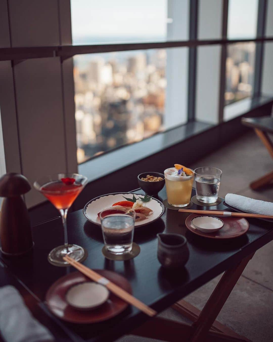 Andaz Tokyo アンダーズ 東京さんのインスタグラム写真 - (Andaz Tokyo アンダーズ 東京Instagram)「時には少し早くお仕事を切り上げて、暮れゆく東京の街並みを眺めながらのアペロタイムはいかがでしょうか🍸ルーフトップ バーのテラス席は、20時までシートチャージなしでご利用いただけます🌃ミクソロジストの技巧光るカクテルと、本格江戸前寿司のペアリングもおすすめです🍣  Leave work a little early to enjoy the stunning sunset views of Tokyo while sipping a pre-dinner cocktail. 🍸 Get another round of drinks by saving on the seating charge when staying until 20:00 🌃 Only at our Rooftop Bar, you can pair unique mixology cocktails with a tasty selection of authentic Edomae sushi. 🍣  Thanks to: @life_in_tokyo   #駅直結 #hotelbar #東京ホテル #絶景ホテル #ルーフトップバー #東京夜景 #beautifulhotels #tokyohotel #toranomon  #rooftopbar #tokyorooftopbar #andaztokyo #toranomonhills #tokyo #japan #mixology #cocktail #sushi」9月11日 18時15分 - andaztokyo
