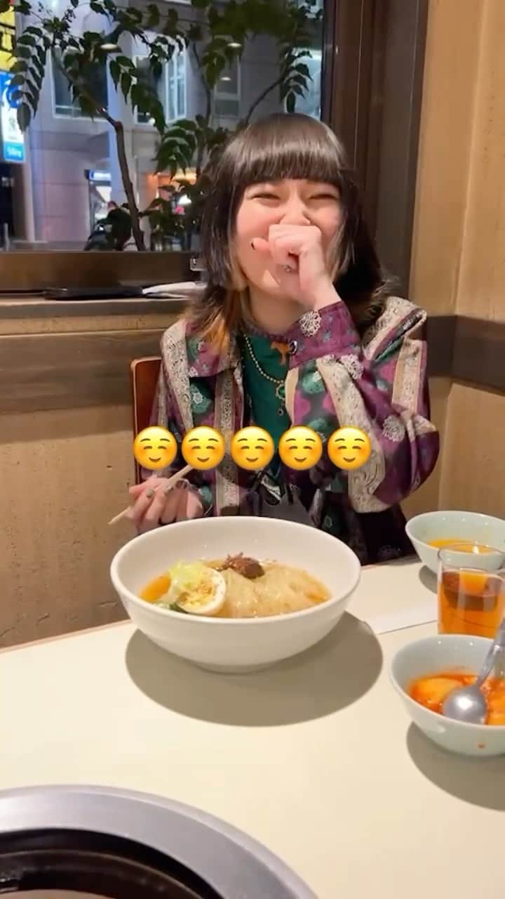 のインスタグラム：「🍜 ⁡ YouTubeには、Instagramに投稿していない食レポ動画や撮影オフショットなどをアップしています！ ⁡ その中からこちらの動画をシェアハピ🍜❤️‍🔥 カノエくん溺愛の盛岡冷麺の食レポ動画です！ ⁡ あ、そういえば秋に盛岡へお邪魔します。 ⁡ 【岩手】4th Single「Queen of the Night」発売記念 リリースイベント ⁡ 【日程】 2023年11月26日(日)14:00～(集合13:45) ⁡ 【場所】 イオンモール盛岡２F 北側中央広場(〒020-0148 岩手県盛岡市前潟4-7-1) ⁡ ミニライブ観覧無料！！！！対象商品ご購入の方はサイン会へご参加いただけます🫡🧡 ⁡ お近くの方！ご旅行でたまたま時間が空いたよって方！久々のリリイベとなりますので、ぜひ気軽に遊びにいらしてください🎶 ⁡ #kanoerana #anime #kanoe #ハニーホリック #acoustic #guitar #少女漫画 #summer #anime #kanoe #yukata #OP #helck #ティアムーン帝国  #千紘くんは、あたし中毒。#acoustic #guitar #live #band  #盛岡 #リリイベ」