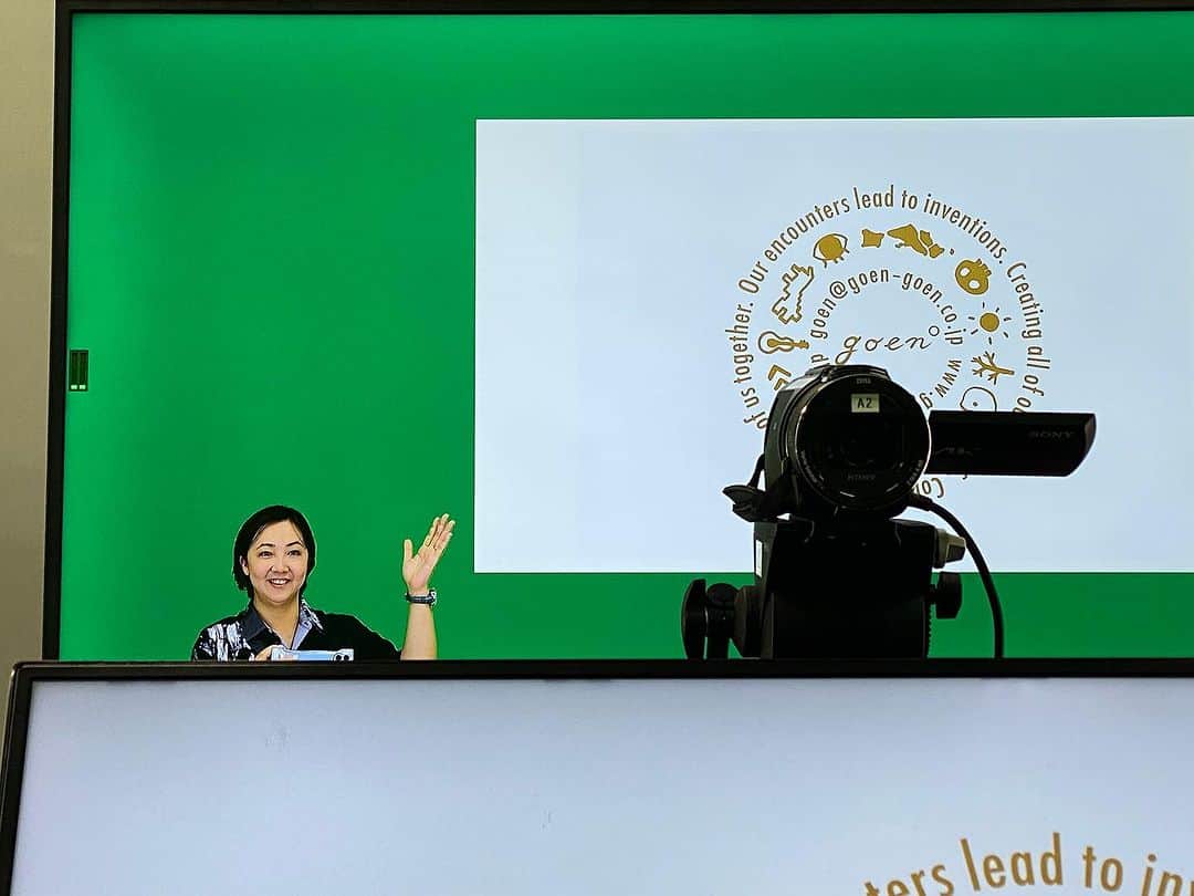 のインスタグラム：「宣伝会議onlineにて 「領域を超えて巻き込み、つなげていくデザインの力」をテーマに広告やMr.Childrenなど音楽の仕事や、アオーレ長岡、青森など地域活性化の仕事までたっぷりお話ししております。 タイムカプセルにいれる想いで熱弁しました。  リンクは追ってお伝えします♫」