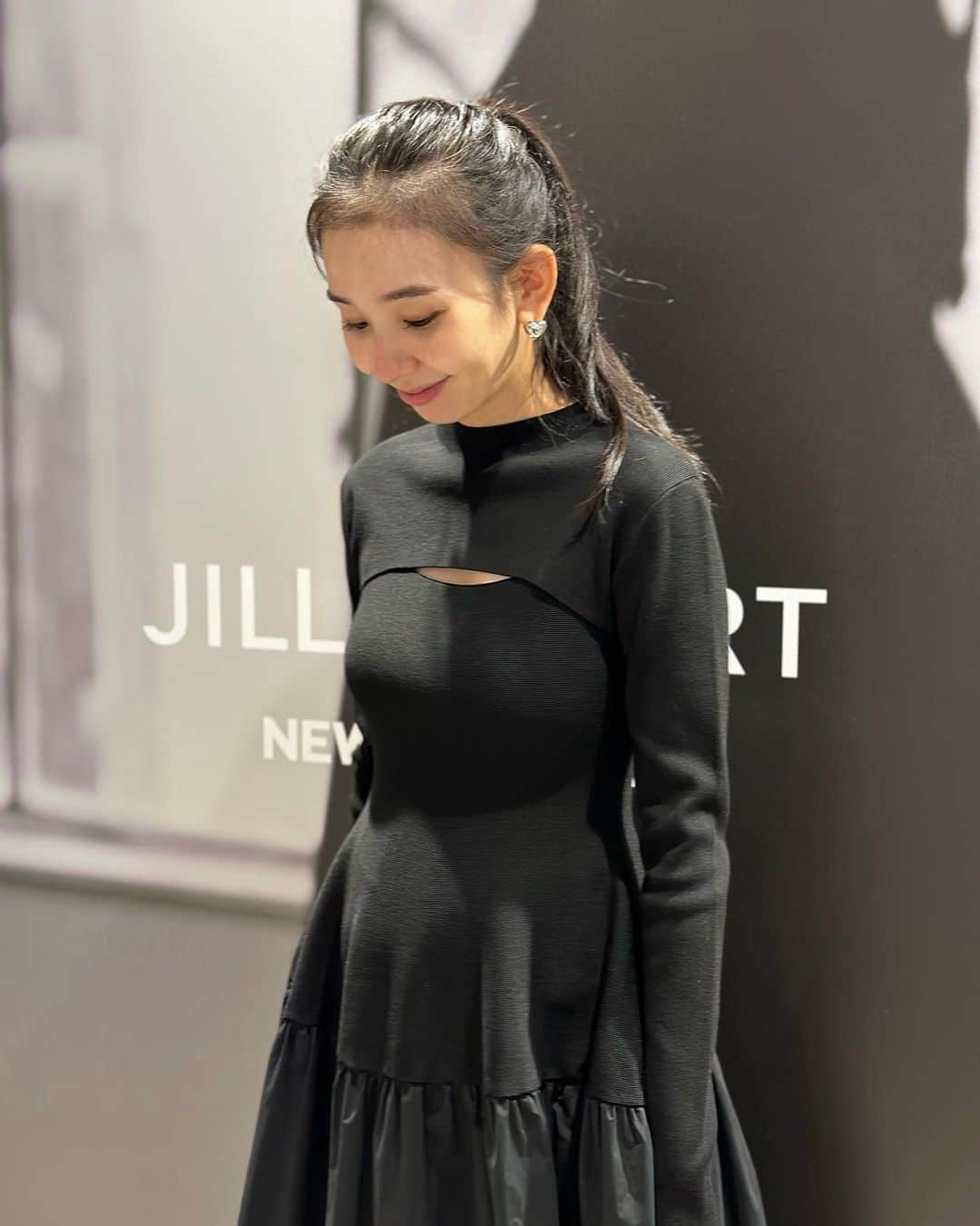 鈴木詩織のインスタグラム：「先週末は @jillstuart.jp のニュウマン横浜pop upイベントでした💗  フォロワーさんにもお会いできてお話もできて嬉しかったな😌遠い中、お越しくださりありがとうございました♡  JILLの店頭で一目惚れしたこちらのワンピは、キャミワンピとしても使えるのです🖤 シルエットがとっても素敵でお気に入り！ 店頭ではさりぴよとも双子ちゃんで着てました👯‍♀️  他にもカーディガンだったり、可愛いアイテムがたくさん❣️ 9/24(日)までニュウマン横浜店5階でPOP UPが開催されてますよん🙆🏻‍♀️  ##JILL_NEWoMan #JILLSTUART #ジルスチュアート #JILL_23AW #pr @jillstuart」