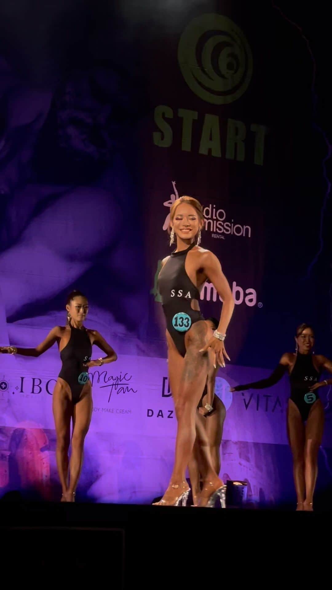 南まりあのインスタグラム：「本戦フリポ💃👠 セミナーの時はゆっくり冷静に出来たけど、ルーキーのフリポの時よりも全然思い通りにできなかった🤢 なんならルーキーより緊張してた🤣 ・ 帰り際とウォーキングとムービングの作業感とまだまだ伸び代しかにゃい☺️ 全力でステージを楽しめるくらいポージング上手くなりたいし、人の心動かせるようになりたい🌼 ・ いろんな人の動画見たりしてたら早くポー練したくなってきた👠 私ダンスとかそっち系まじで苦手分野なので今回はやりやすさを重点的に考えたけど、いろんな動画を見るうちにやりたいムービングがたくさん増えてきた..🤫🩵💜 動画こんなに綺麗に撮っていただいてありがとうございます🙇‍♀️ @chocoball_hiratsuka  #サマスタ#サマースタイルアワード#summerstyleaward #ビューティーフィットネスモデル」