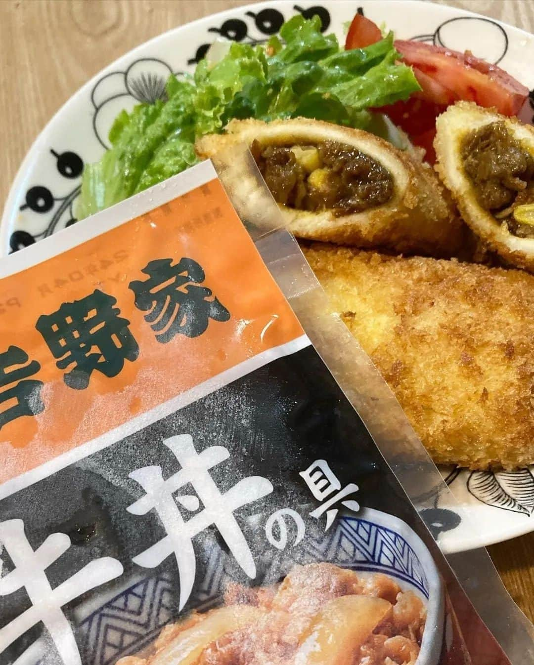 吉野家さんのインスタグラム写真 - (吉野家Instagram)「華麗に変身♫サクサク食べたい！《簡単カレーパン》  📣 @oke0806さんの投稿をご紹介！！ ぜひ参考にしてくださいね💗  私の朝食と娘のお弁当用に作った 簡単カレーパン。 お弁当は ✴︎サラダ ✴︎カレーパン ✴︎ブロッコリー ✴︎玉子焼き ✴︎チキン南蛮 . こちらのカレーパン @yoshinoya_co_jp 吉野家様からいただいた 冷凍牛丼を使って作ったもの。  おうち吉野家ってことで 牛丼のリメイクにチャレンジ。 まずはカレーパンにリメイク。 . 作り方は簡単 記載通りにレンジで解凍したものを フライパンに移して市販の 砕いたカレールウを投入して (カレーの濃度はお好みで…少し水を 加えたりルウの量は調整してください) コーンをプラスして 色合いとかさ増し…。 それを食パンに挟んで フォークで型押し それに卵液にくぐらせて パン粉をつけて 色よく揚げたら出来上がり。 . 揚げたてを食べたらサクサクで めっちゃ美味しかったよー . もちろんそのまま食べても美味しい こちらの吉野家様の牛丼ですが #おうち吉野家 をのぞいてみてね。 たくさんの美味しそうな牛丼の リメイクが出てきますよ。 私もまた違うの チャレンジしていきますね。 . . 美味しいものをもりもり食べて 夏の暑さに負けずにがんばろうっ。 . 今日もいい1日になりますように…。 . ⁡～～～～～～～～～～～～～～～～～  #おうち吉野家 は 忙しいママとパパの味方！  皆さんの#おうち吉野家 を使った レシピをご紹介中🍀 吉野家冷凍食品で カンタンおいしいごはんを楽しもう♪ 定期便注文する人が急増中！の おうち吉野家を ぜひ公式サイトよりお買い求めください☺  公式サイトはプロフィールURLから🔽 @yoshinoya_co_jp  #おうち吉野家 #吉野家 #yoshinoya  #吉野家冷凍牛丼の具 #吉野家冷凍牛丼  #時短レシピ #簡単レシピ  #お助けレシピ#アレンジレシピ  #冷凍食品 #おうちごはんレシピ #時短ご飯  #肉うまレシピ #カレーパン #カレーアレンジ #ずぼらレシピ  #リメイクレシピ #揚げパン」9月11日 18時10分 - yoshinoya_co_jp