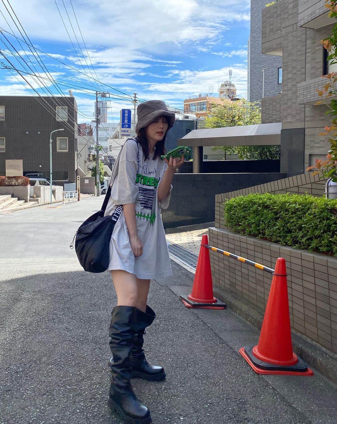 本田翼のインスタグラム：「🚀 今年の秋はブーツが履きたくて履いてみたけど だめみたいまだ暑い🥲 ということはアイスがまだおいしく食べられる季節が続いてくれるということですね⤴︎ #空が青いぜ　 #ootd #ほんだのふく」