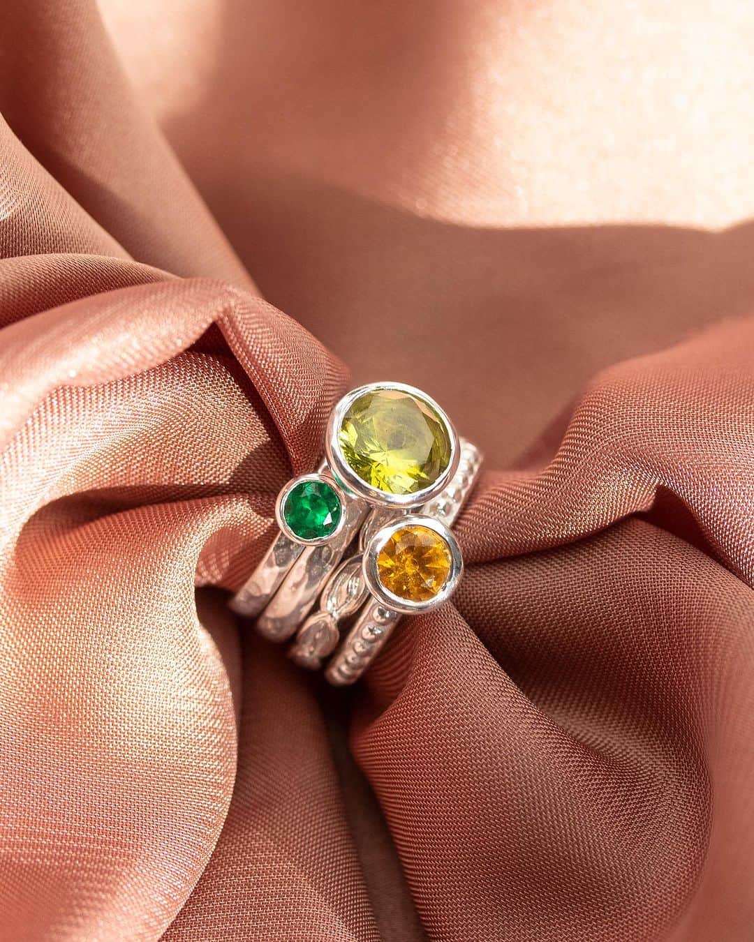 ダウアー&ホールのインスタグラム：「Build your unique stack today with our collection of signature twinkle rings✨」
