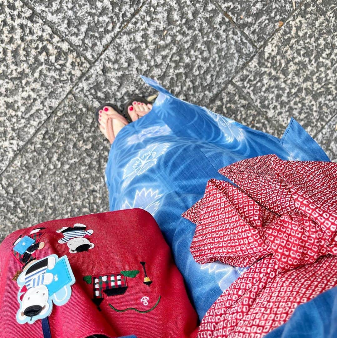 ririiiiii58さんのインスタグラム写真 - (ririiiiii58Instagram)「🐻‍❄♨️‪𓂃 𓈒𓏸  神戸阪急限定のバッグ 長女のバッグ 旅館で用意してもらった浴衣に ピッタリのお色だったので 貸してもらいました¨̮  ☞3枚目 脇のところから腕を出した方が動きやすそうな次女 と 帯を締めても締めても取る次男  #温泉旅行#家族旅行#浴衣#familiar#ファミリア#ファミリアバッグ」9月11日 18時12分 - ririiiiii58