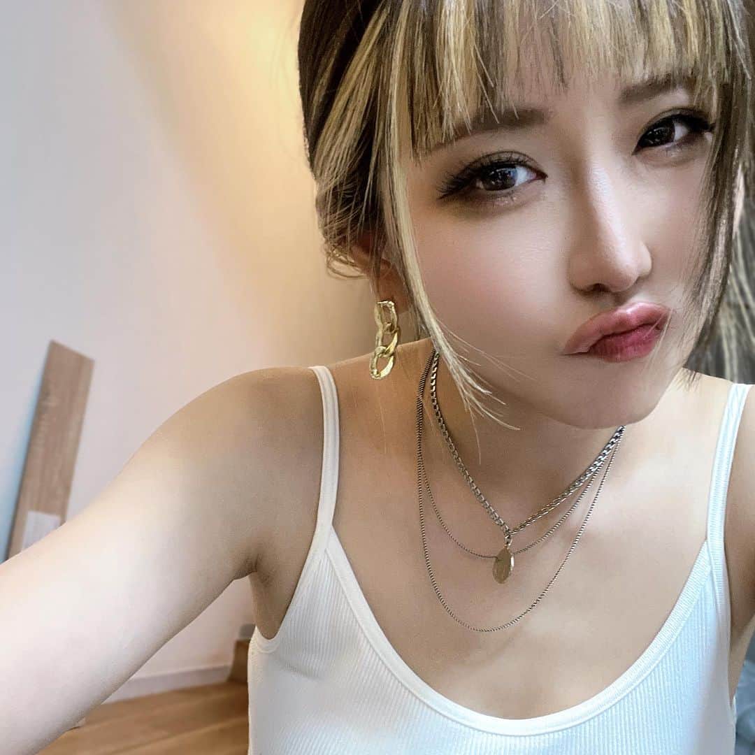 春咲ひなたのインスタグラム：「マエガミキリスギタ( ~･ω･)~  #ワイドバング#楽すぎる #もっと早く知りたかった  てかアクセね最近シルバーの気分なんだが 今までずっとゴールドが好きだったから ピアスが持ってなくって ネックレスとチグハグで気持ち悪い😩w」
