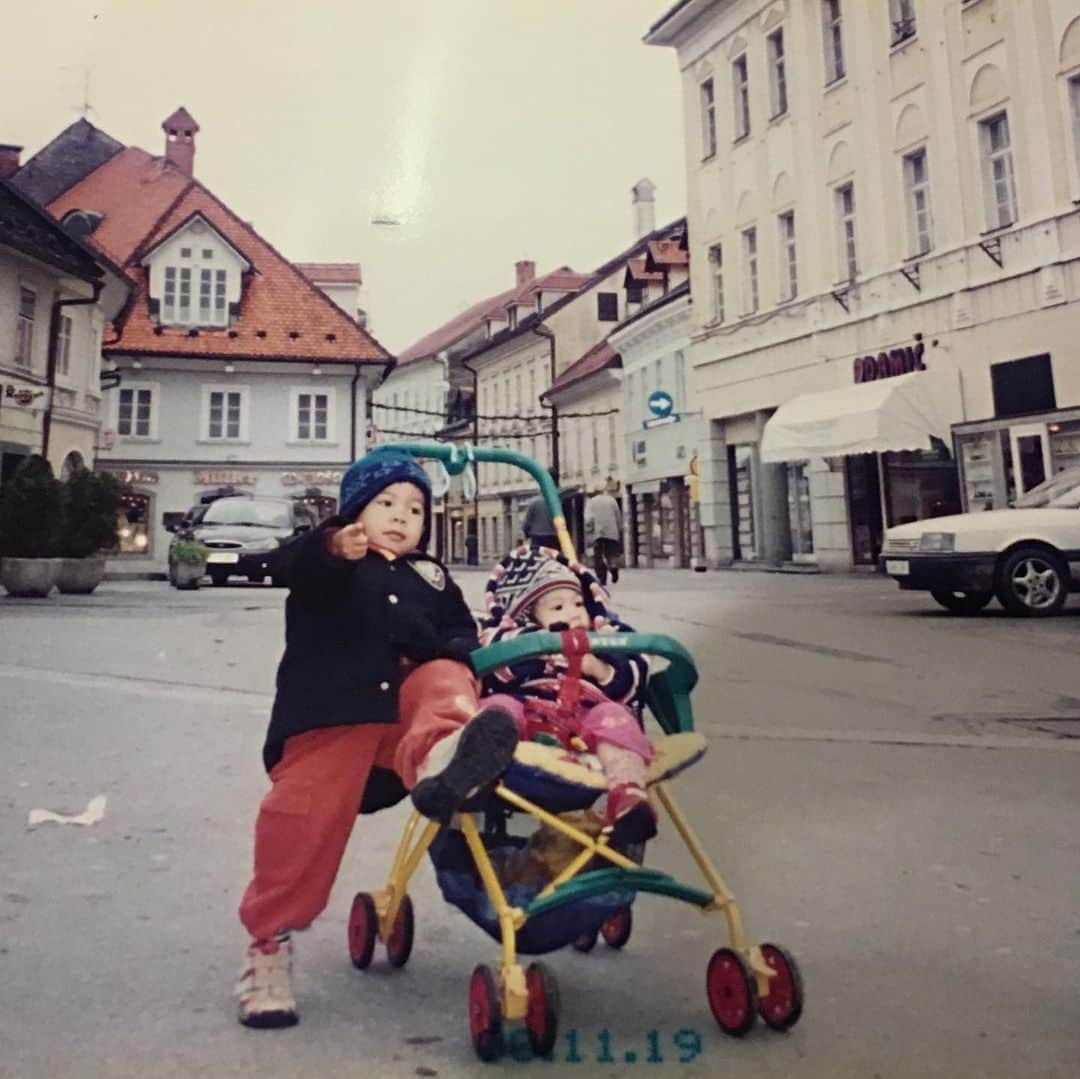 平山ユージさんのインスタグラム写真 - (平山ユージInstagram)「19年ぶりのスロベニア🇸🇮、30年前にスロベニアの国境を越えた時に感じた緑溢れる光景は変わらなかった。そして30年して気付いたことかも知れないけど、スロベニア🇸🇮に流れる「質の高い生き方」を味わう事ができた。 温かいおもてなし、本当にありがとう🙏 93年から2000年までほぼ毎年訪れていたスロベニア🇸🇮は家族と共にワールドカップ総合優勝を決めた想い出の場所です✨✨👨‍👩‍👧‍👦🏆  It's been 19 years since I visited Slovenia🇸🇮last time, and I felt when I crossed the border to Slovenia the green scenery hasn't changed 30 years ago and now. And, as I may have realized after 30 years, I can enjoy the "high-quality way of life" that flows in Slovenia🇸🇮. Thank you so much for your warm hospitality 🙏  I visited Slovenia almost every year from 1993 to 2000🇸🇮, and it is the place where I have memories of winning the World Cup overall with my family✨✨👨‍👩‍👧‍👦🏆  @climbholds  @squadraholds  @lapisholds  @bleaustoneholds  @basecamp.import  @basecamponlineshop  #slovenia #quarityoflife ##tnfjp #ザノースフェイス #neverstopexploring」9月11日 18時18分 - yuji_hirayama_stonerider