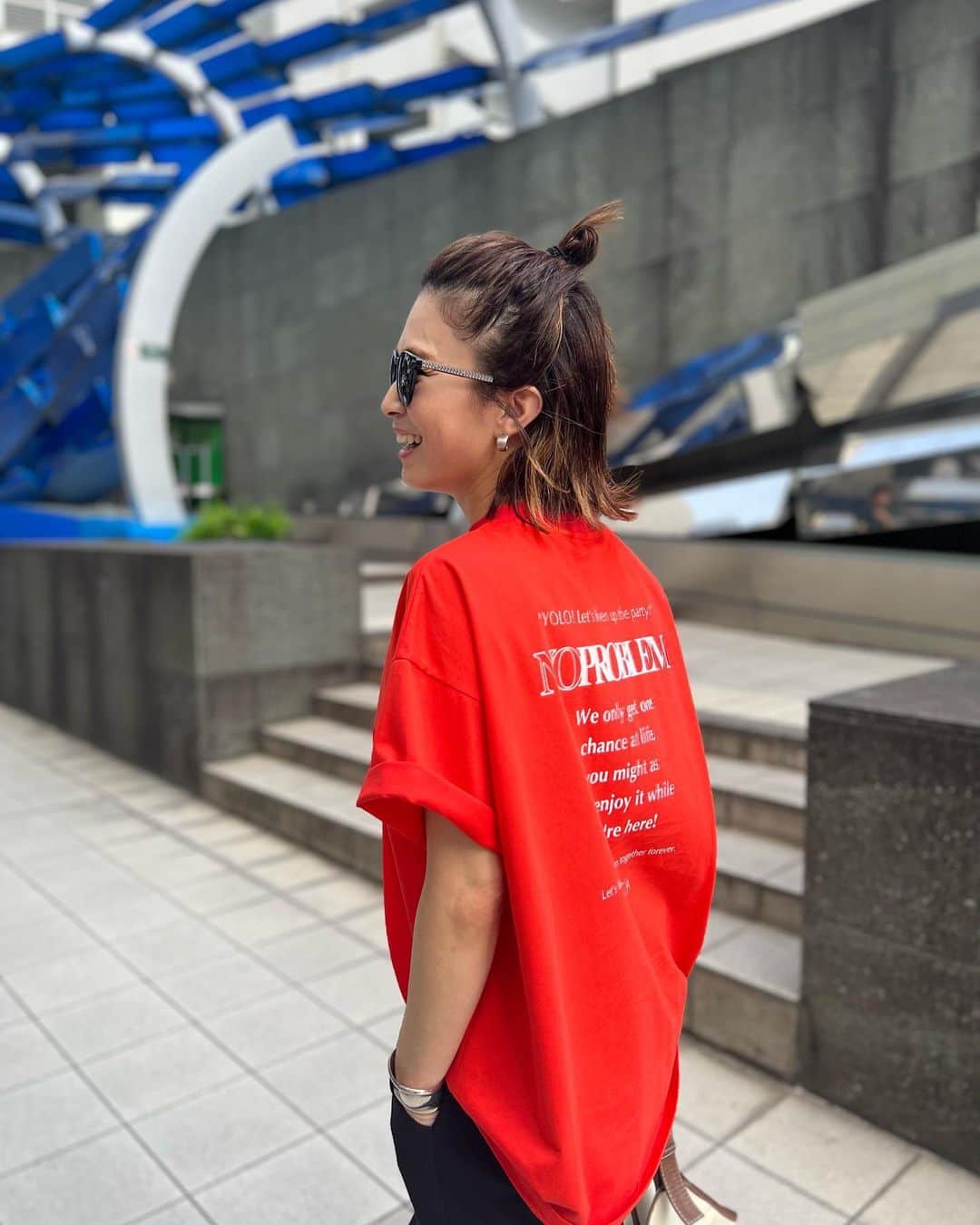 斎藤寛子さんのインスタグラム写真 - (斎藤寛子Instagram)「Tシャツまとめ🫡✨  この夏、今日は動くなぁーって日は 必ずこれ着てました👀🙌  前回の撮影の時は、赤を。 ドライブで海に行った時は白を。  それぞれ、全色使えたなぁと。 やっぱりシンプルは良いですね！ 飽きないささ、合わせやすい！  来年もまたこんなTシャツ作りたいな👀💙  T shirts @anieca_official   #anieca #simple #tshirts」9月11日 18時19分 - hiroko4life