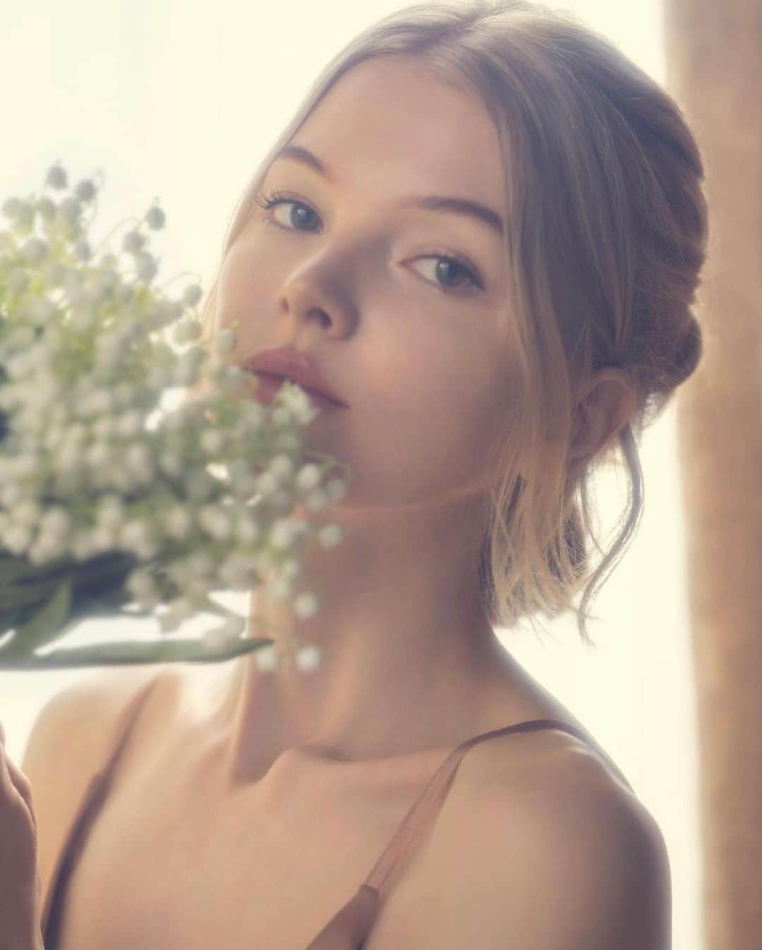 リリ・ヨハンソンのインスタグラム：「Today is my birthday.⁣ ⁣ It used to be a happy day. I used to be happy, active, hard working, excited about my life and future. I took what many take for granted —being free of pain, and living life vertically. ⁣ ⁣ I’ve been bedridden in severe pain since April 2022, when I was given a botched spinal tap giving me a chronic CSF leak. What followed was even more horror as they accidentally injected blood into my spinal canal in an attempt to stop the leak with a blood patch. They doctors that did this to me then proceeded to ridicule me and call my symptoms (they created) psychosomatic. ⁣ ⁣ The blood inside my spinal canal gave me an incurable and progressive disease called adheasive arachnoiditis where the spinal nerves get so inflamed they start sticking together, forming like a tumor inside the spine that will just keep growing. Because the cauda equina nerves are very sensitive, this causes horrific levels of pain as well as seriously affect my legs and feet making it hard to walk and difficult to sit or lay on my back. ⁣ ⁣ For 1.5 years I’ve felt like I’m being trapped and tortured, like someone imposing physical abuse on me 24/7. I never get a break, never a moment of comfort. Not living, merely trying to survive. ⁣ ⁣ I have been very close to ending my life, and that is absolutely not because I want to die. It’s simply because the pain have been so unbearable. Anyone would feel the same in my situation, it’s just not endurable. ⁣ ⁣ I deserve to live and have quality of life, just like we all do. And I owe it to myself to keep up this fight. So despite the pain, anxiety, ptsd and depression, I know that I must continue to advocate for myself, as the fundraiser is the only thing that can help me get proper medical treatment. ⁣ ⁣ 𝐈 𝐰𝐚𝐧𝐭 𝐭𝐨 𝐬𝐡𝐨𝐮𝐭 𝐥𝐨𝐮𝐝 𝐚𝐧𝐝 𝐜𝐥𝐞𝐚𝐫 how incredibly grateful I am for all of you fighting alongside me and helping me get through this! Your support means the world to me, and I hope you know that I will never forget it.⁣ ⁣ May this is be the year my healing happens and I’m able to get back to the best version of me thats possible.⁣ ⁣ Swipe to see a little lilibean enjoying life🌻」