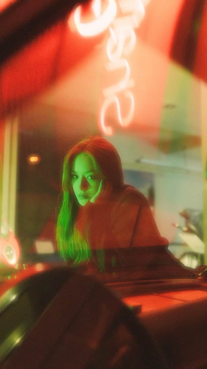 サクラ・キルシュのインスタグラム：「night pics in Basel  🎥 by @creationplug 🙏」