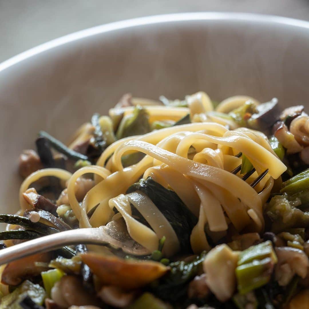武井義明のインスタグラム：「RUMMOのFETTUCCE No. 15っていうロングパスタ。平たくて太いです。  Sunday Pasta. In addition to chicken, I added lots of mushrooms and vegetables.  #leica_photos #leicaphoto #leicaphotography #leicasl #leicasl601 #foodphotography #foodphotographyandstyling」