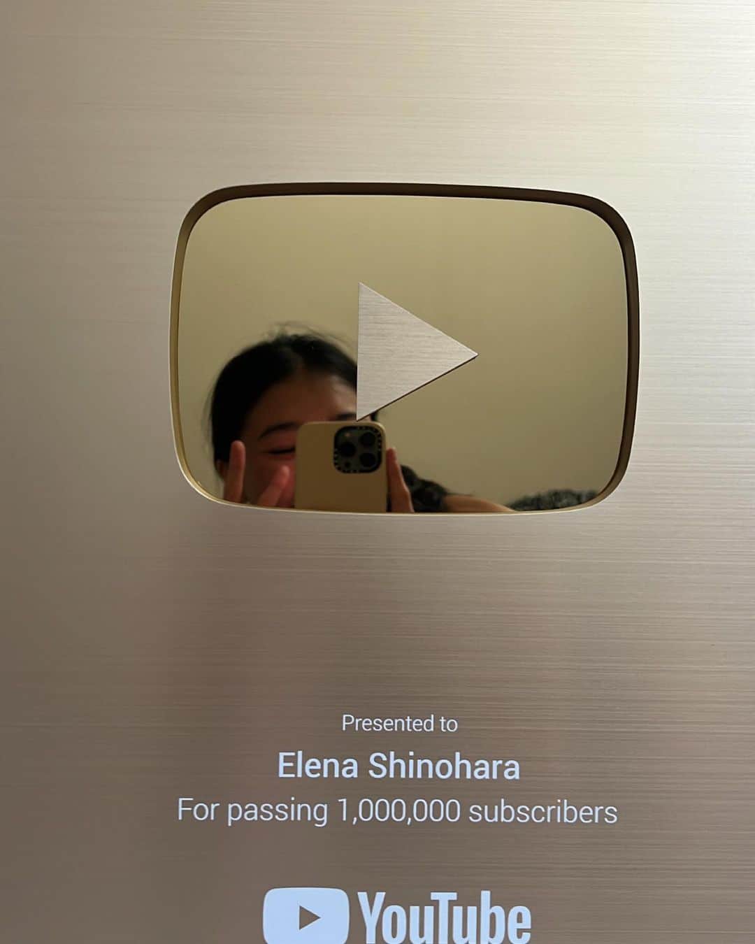 篠原枝令菜さんのインスタグラム写真 - (篠原枝令菜Instagram)「Finally got the YouTube plaque post lol THANK YOU ALL FOR YOUR SUPPORT 🫶 Trying to work more on my videos on YouTube 🥰 LEZGOOO ELENERRRRR」9月11日 9時29分 - elena_shinohara