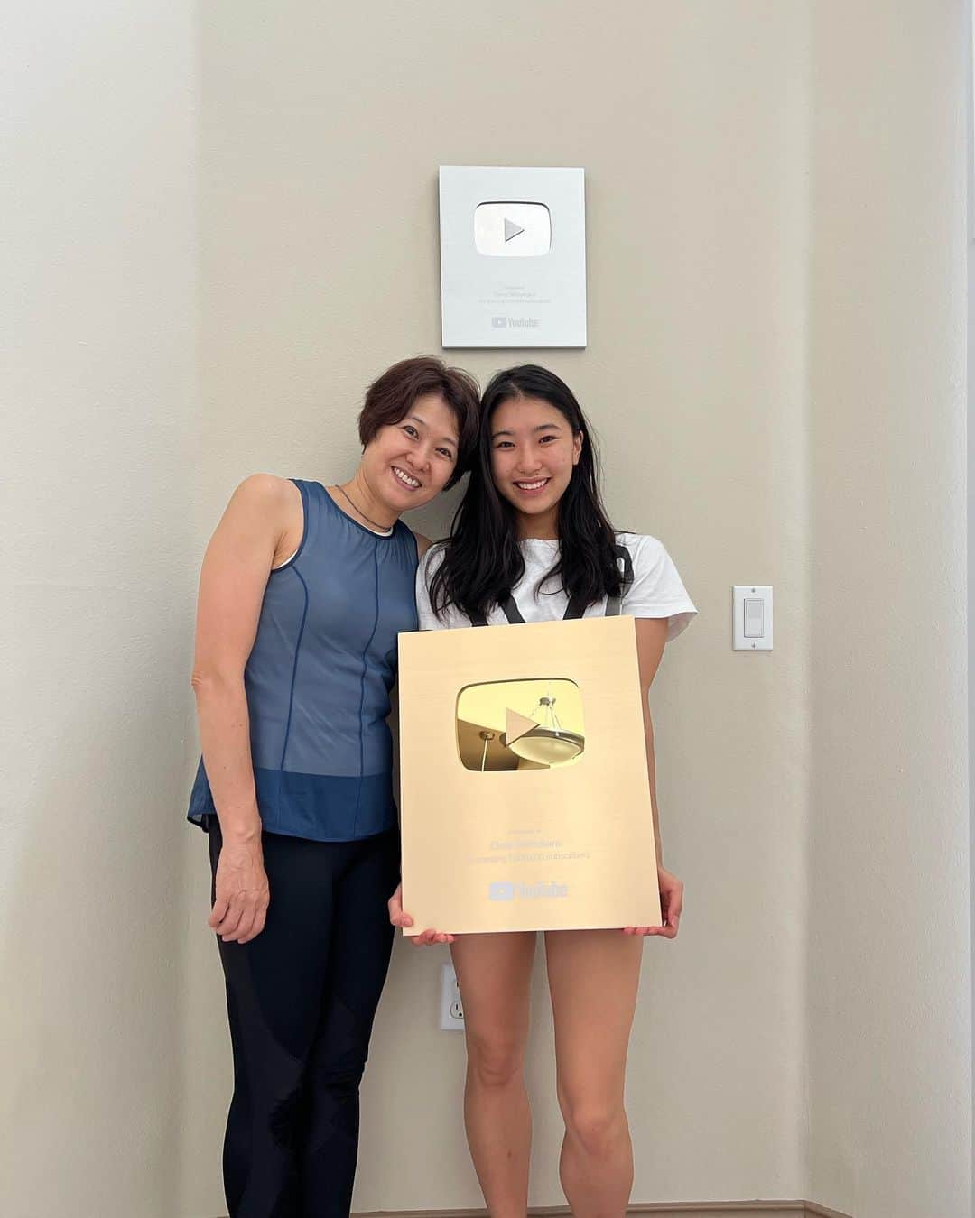 篠原枝令菜のインスタグラム：「Finally got the YouTube plaque post lol THANK YOU ALL FOR YOUR SUPPORT 🫶 Trying to work more on my videos on YouTube 🥰 LEZGOOO ELENERRRRR」