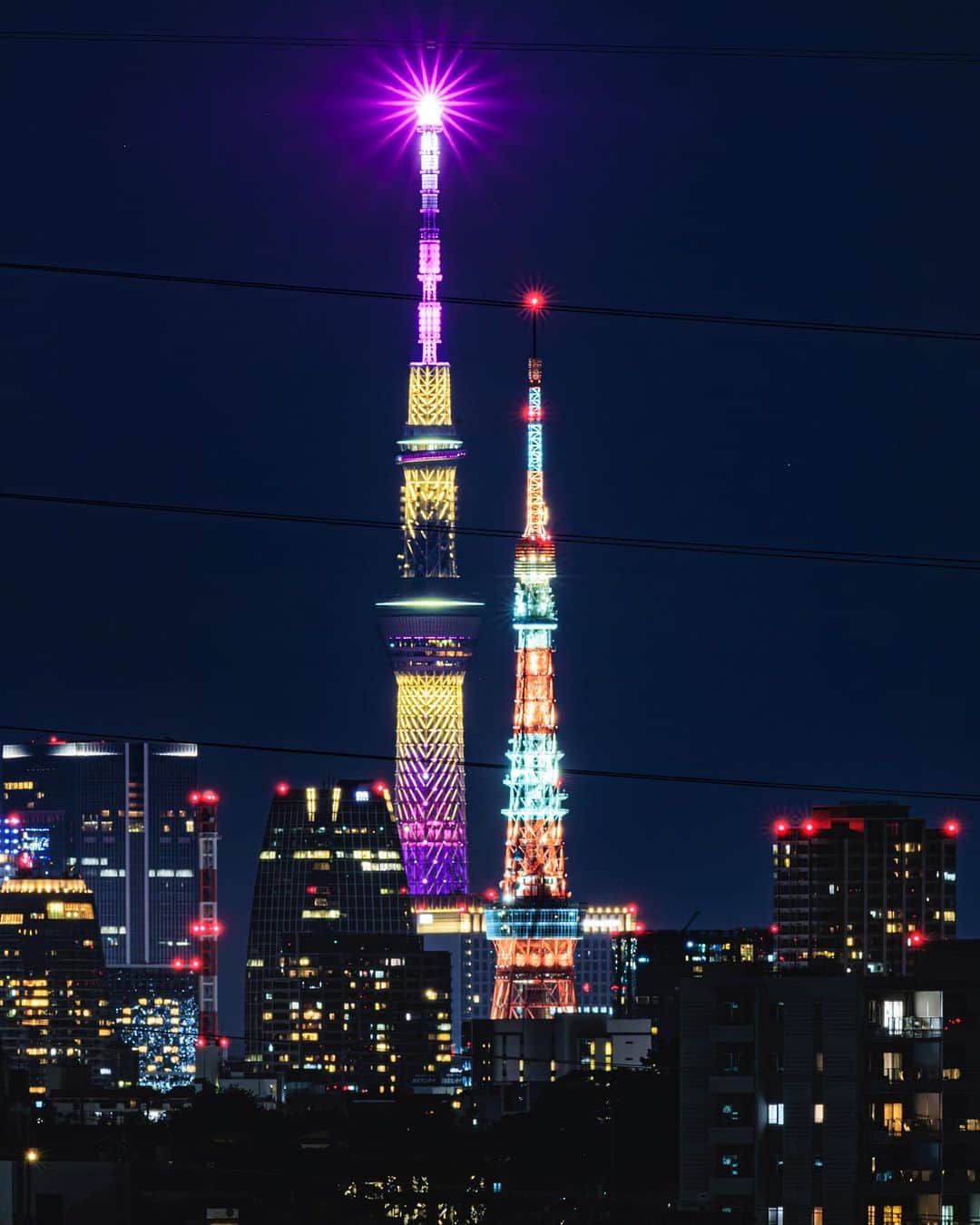 SHOCK EYEのインスタグラム：「誰もが一度は並べてみたいと思ったことがあるはず！  なんと、、 東京タワーとスカイツリーが綺麗に並んで見える場所があるんです✨  先日、念願叶って撮影しにいくことができたよ^ ^  まさに夢の共演だね😄  （手前の電線はご愛嬌^ ^）  @kenken710 ありがとうございました🙏  #東京タワー #スカイツリー #tokyo」
