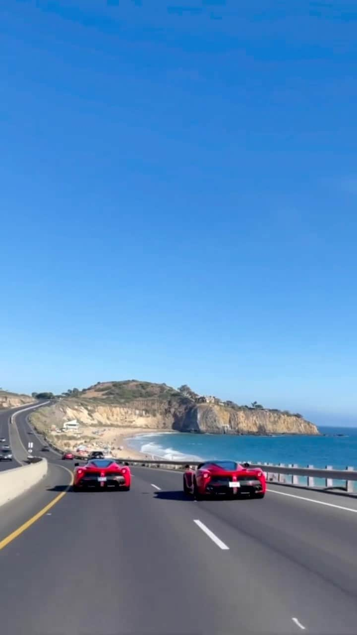 Dirk A. Productionsのインスタグラム：「Is a caption needed? 🔥🔥 . . . #Reel @e_n_o_r_e_v #Ferrari #LaFerrari #Cali #Newportbeach #LagunaBeach #Beach #Epic」