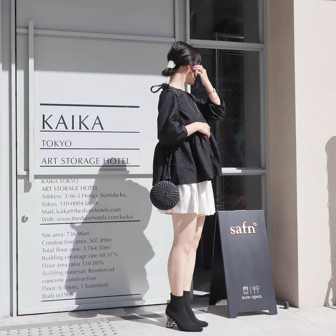 Eri Satoのインスタグラム：「【black×ivoryコーデ】 · tops: @aquagarage bag: @manimaris_official_ shoes: @randa_pic · 先日ストーリーズに流したら いいねがたくさんついたコーデ🤣（なぜ） @aquagarage のペプラムトップスに 昔から着てるショートパンツ。 · ボリュームあるシルエットと 立体感のある生地がかわいいい🥺💞 他に白とグレージュがあるよ。 · ショートパンツにブーツの組み合わせはこの時期だけだから 今季はたくさんしたいなー🤭♬ · · #aquagarage#アクアガレージ #高身長コーデ#ママコーデ#カジュアル #ファッション#コーディネート#プチプラ#プチプラコーデ#夏コーデ#mamagirl#locari#partegram#きれいめカジュアル#お洒落さんと繋がりたい」