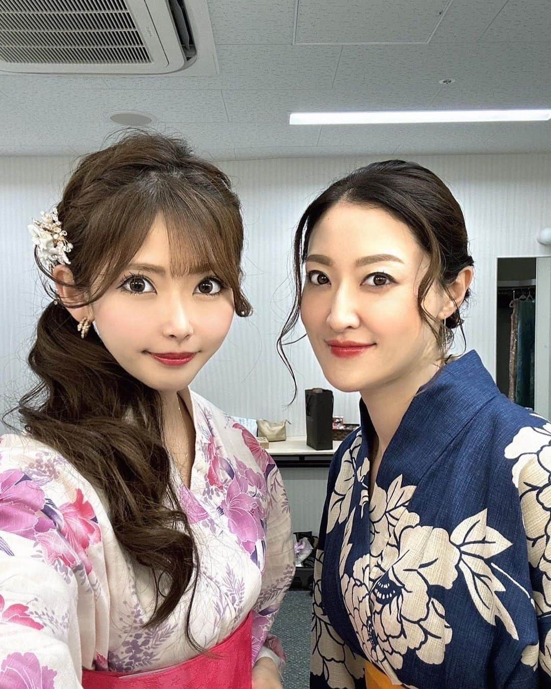 枝並千花さんのインスタグラム写真 - (枝並千花Instagram)「ピアニストRecoちゃんと楽屋にて。  1つの本番を終え、現場での様々なことを共有出来ることが増えると、結束力が高まりますね。  良いステージのための熱意と誠意と努力がある人と、仲間になっていくのです。  2枚目、後半舞台緞帳上がる直前に、撮っていただきました😉 くまモン見切れてｺﾞﾒﾝﾅｻｲ🙏  #熊本復興支援チャリティーイベント  #熊本城ホール  #くまモン」9月11日 9時50分 - chikaedanami