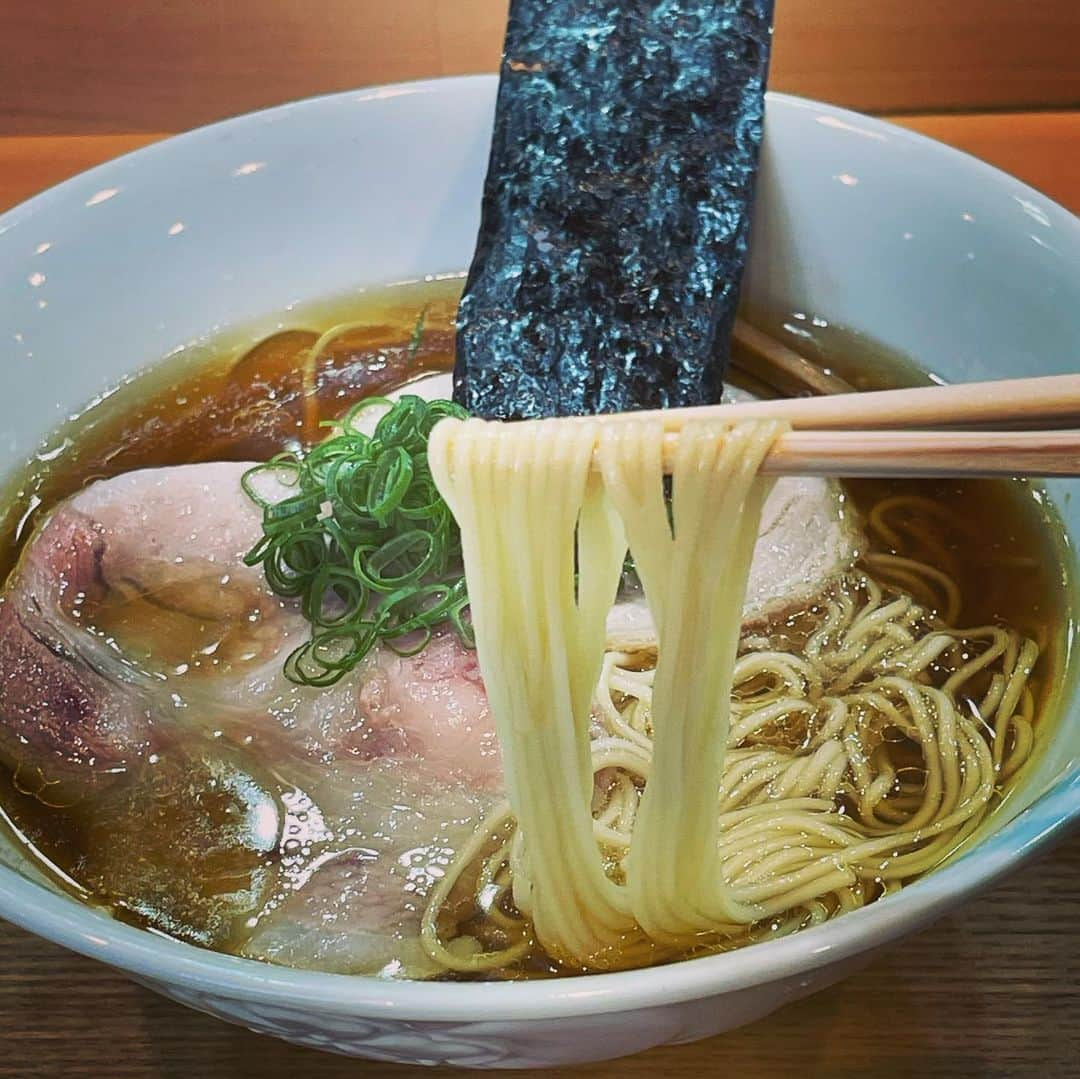 田辺晋太郎さんのインスタグラム写真 - (田辺晋太郎Instagram)「【らぁ麺の頂 飯田商店 初訪問の巻】  能書きは言うまい。 ただひたすらにこの至極のスープをよりダイレクトに味わえるための麺を考える。それが飯田さんの #ラーメン。  いかに美味しく究極の麺を味わえるためのつけダレ。  これらは料理への日々献身、求道、探究あってこその一杯。  感動を超えた何かを与えてくれる一杯、体験するかしないかは人生を左右する。  本当に美味しかった！！ごちそうさまでした！  #肉マイスター #田辺晋太郎 #ラーメン好きな人と繋がりたい #麺スタグラム #焼豚 #チャーシュー」9月11日 9時54分 - meat_meister_tanabe_shintaro