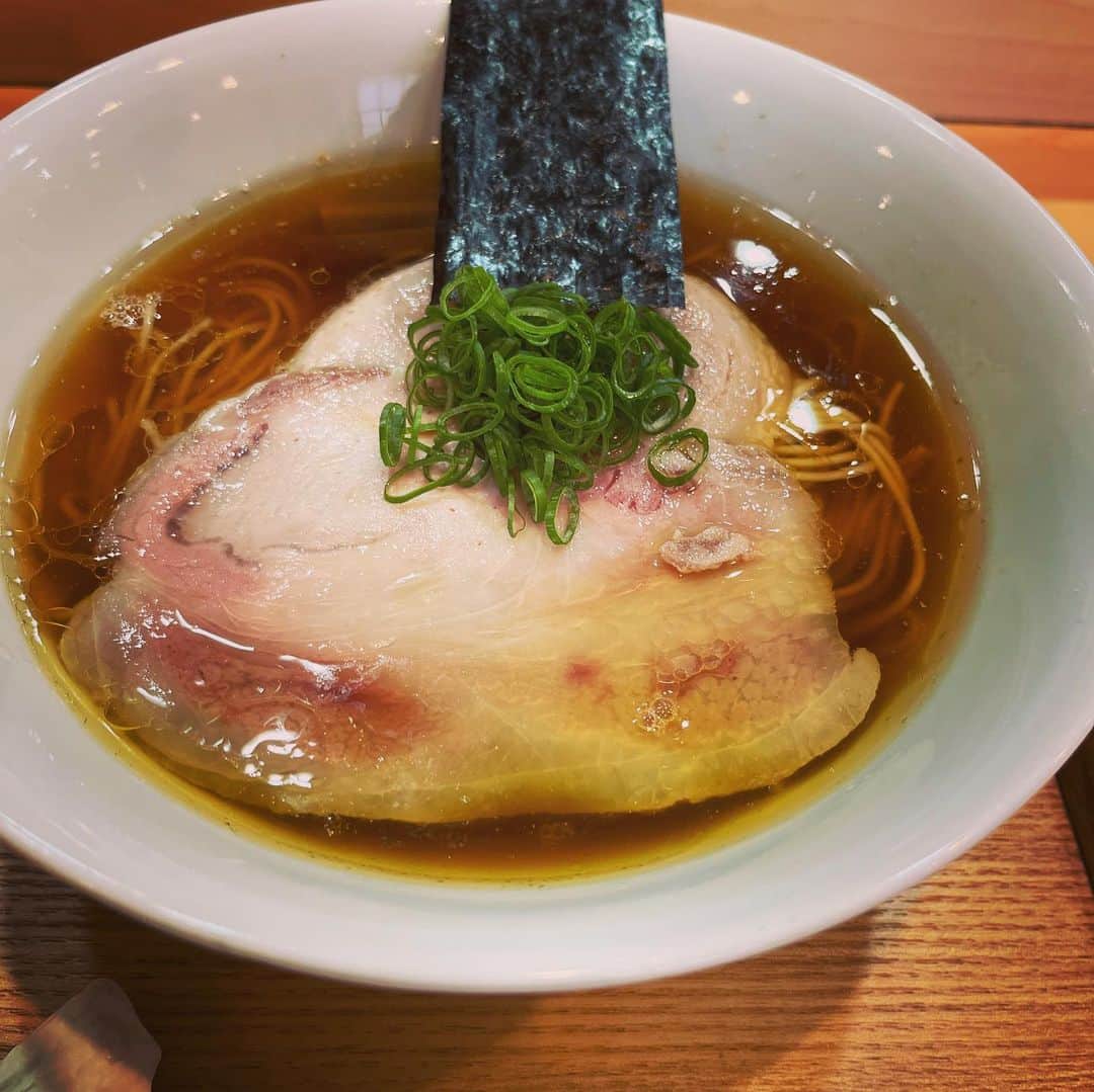 田辺晋太郎さんのインスタグラム写真 - (田辺晋太郎Instagram)「【らぁ麺の頂 飯田商店 初訪問の巻】  能書きは言うまい。 ただひたすらにこの至極のスープをよりダイレクトに味わえるための麺を考える。それが飯田さんの #ラーメン。  いかに美味しく究極の麺を味わえるためのつけダレ。  これらは料理への日々献身、求道、探究あってこその一杯。  感動を超えた何かを与えてくれる一杯、体験するかしないかは人生を左右する。  本当に美味しかった！！ごちそうさまでした！  #肉マイスター #田辺晋太郎 #ラーメン好きな人と繋がりたい #麺スタグラム #焼豚 #チャーシュー」9月11日 9時54分 - meat_meister_tanabe_shintaro