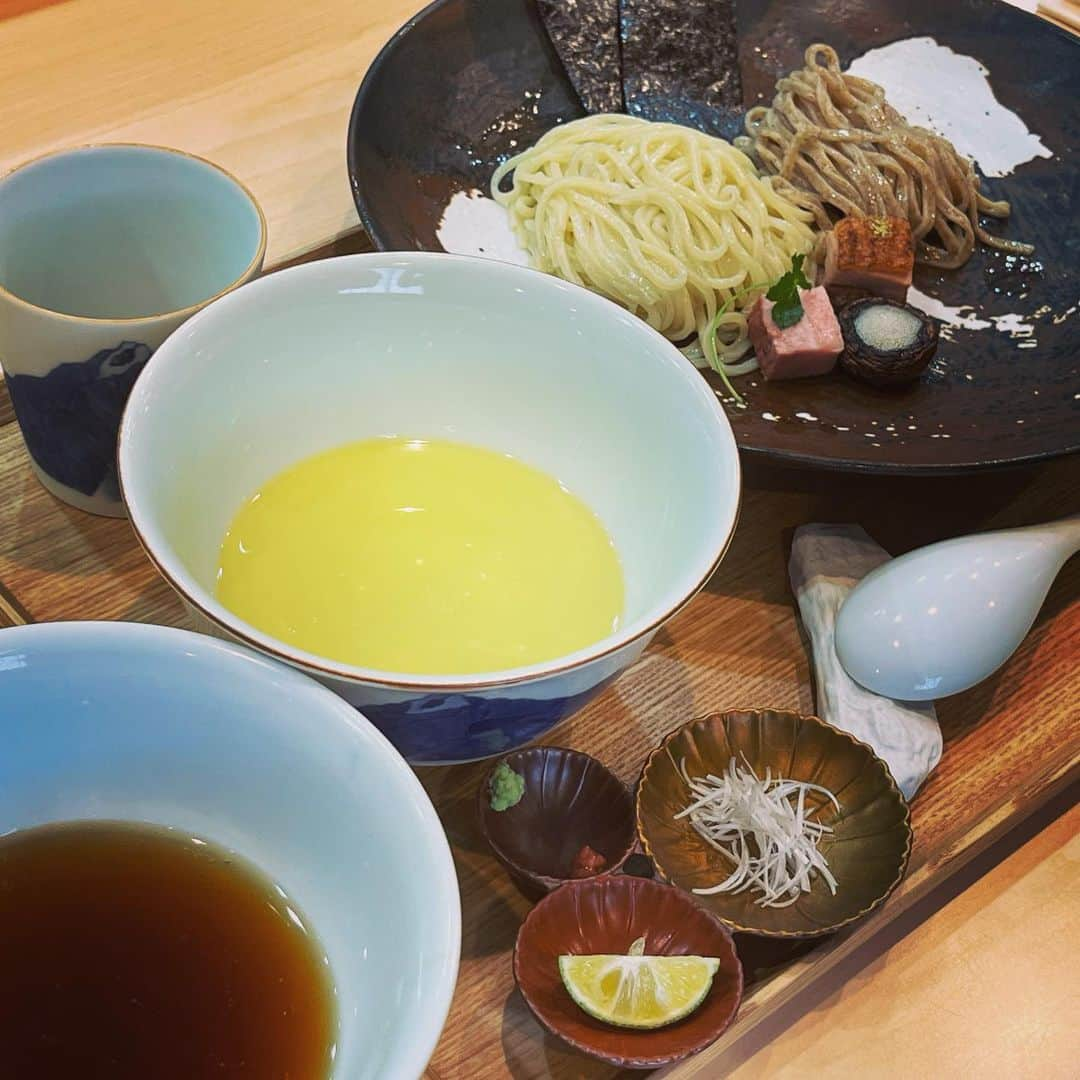 田辺晋太郎さんのインスタグラム写真 - (田辺晋太郎Instagram)「【らぁ麺の頂 飯田商店 初訪問の巻】  能書きは言うまい。 ただひたすらにこの至極のスープをよりダイレクトに味わえるための麺を考える。それが飯田さんの #ラーメン。  いかに美味しく究極の麺を味わえるためのつけダレ。  これらは料理への日々献身、求道、探究あってこその一杯。  感動を超えた何かを与えてくれる一杯、体験するかしないかは人生を左右する。  本当に美味しかった！！ごちそうさまでした！  #肉マイスター #田辺晋太郎 #ラーメン好きな人と繋がりたい #麺スタグラム #焼豚 #チャーシュー」9月11日 9時54分 - meat_meister_tanabe_shintaro