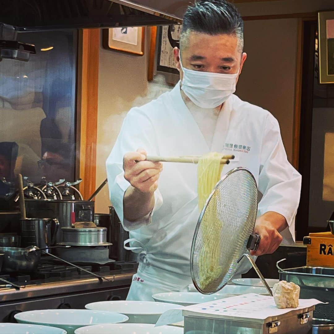 田辺晋太郎さんのインスタグラム写真 - (田辺晋太郎Instagram)「【らぁ麺の頂 飯田商店 初訪問の巻】  能書きは言うまい。 ただひたすらにこの至極のスープをよりダイレクトに味わえるための麺を考える。それが飯田さんの #ラーメン。  いかに美味しく究極の麺を味わえるためのつけダレ。  これらは料理への日々献身、求道、探究あってこその一杯。  感動を超えた何かを与えてくれる一杯、体験するかしないかは人生を左右する。  本当に美味しかった！！ごちそうさまでした！  #肉マイスター #田辺晋太郎 #ラーメン好きな人と繋がりたい #麺スタグラム #焼豚 #チャーシュー」9月11日 9時54分 - meat_meister_tanabe_shintaro