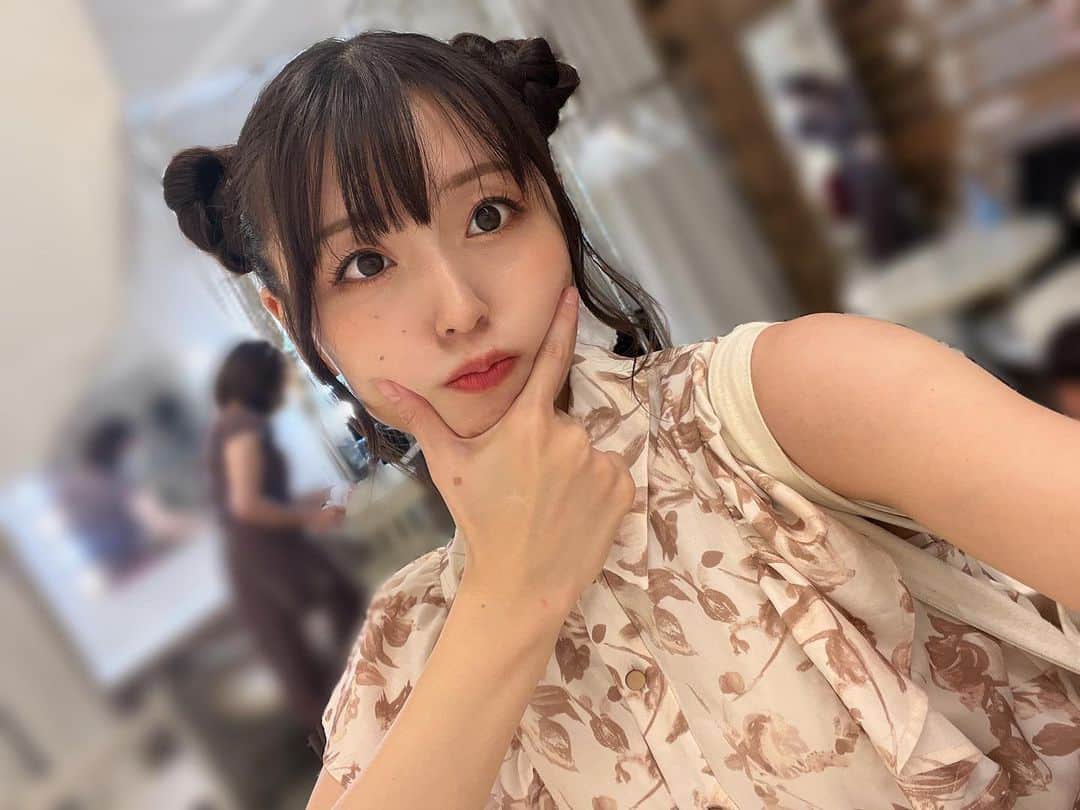 竹本茉莉のインスタグラム：「. 美容室さぼりすぎて髪の毛がすごい量になってたのでお団子ばっかりしてました🍡涼しいしね☺️ これは撮影でメイクさんがしてくれたお団子と顔面です」
