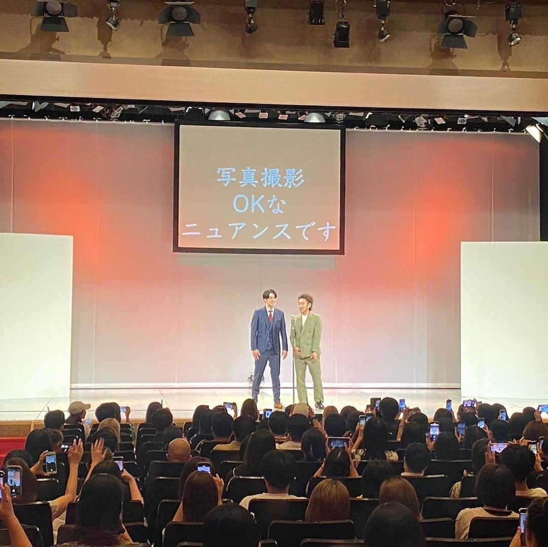 たかのりさんのインスタグラム写真 - (たかのりInstagram)「【ツートライブ１５周年！初漫才ツアー「闊歩旅」】 千秋楽inよしもと漫才劇場 無事終了しました！ ご来場のお客さま、関わって頂いた皆様本当にありがとうございました！ 差し入れやお花スタンドなどもありがたすぎました！ 千秋楽は漫才９本、闊歩旅を振り返るトークコーナーで９０分駆け抜けさせて頂きました。 エンディングでも言いましたが、出来るものなら毎年したいぐらい自分たちにとって実りあるものになりました。 次回やる時があればぜひお付き合い頂ければと思います。 引き続き、ツートライブを応援して頂ければと思います！ 漫才を一生続けて行くために頑張って行きます！ #闊歩旅#ツートライブ#ツアー」9月11日 10時05分 - takanoritribe