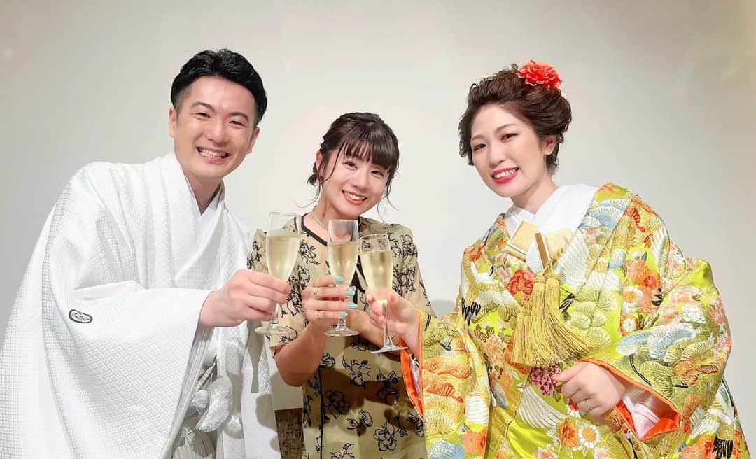 根本羽衣のインスタグラム：「2023.9.10  スルースキルズの時から応援してくださっている大好きなファンの方同士の結婚式へ参加させていただきました🌻(許可いただいたので載せさせていただきます🚀) 乾杯ご挨拶させていただきました🥂🐕  私の誕生日が入籍日😢 2人のお祝いなのに受付から今までの写真やアクリルスタンドまで置いてくれて、沢山愛を感じました。 幸せだなぁと思いました✨  本当にお似合いで嬉しくて、 最高な式で余韻に浸ってます🍀 　 母も自分の子供みたいだって 登場してすぐ泣いてました🤭🌸  ますます2人の事、 そしてTFPの事が大好きになった。 TFPはあたたかいなと改めて。みんな、大好きやい！  仙台と東京で離れているけど距離なんて関係なし🤪🧡  これからもずっとよろしくね😊🌻 出会ってくれてありがとう！  ちーたん、クマちゃん 本当におめでとう！！！  根本羽衣」