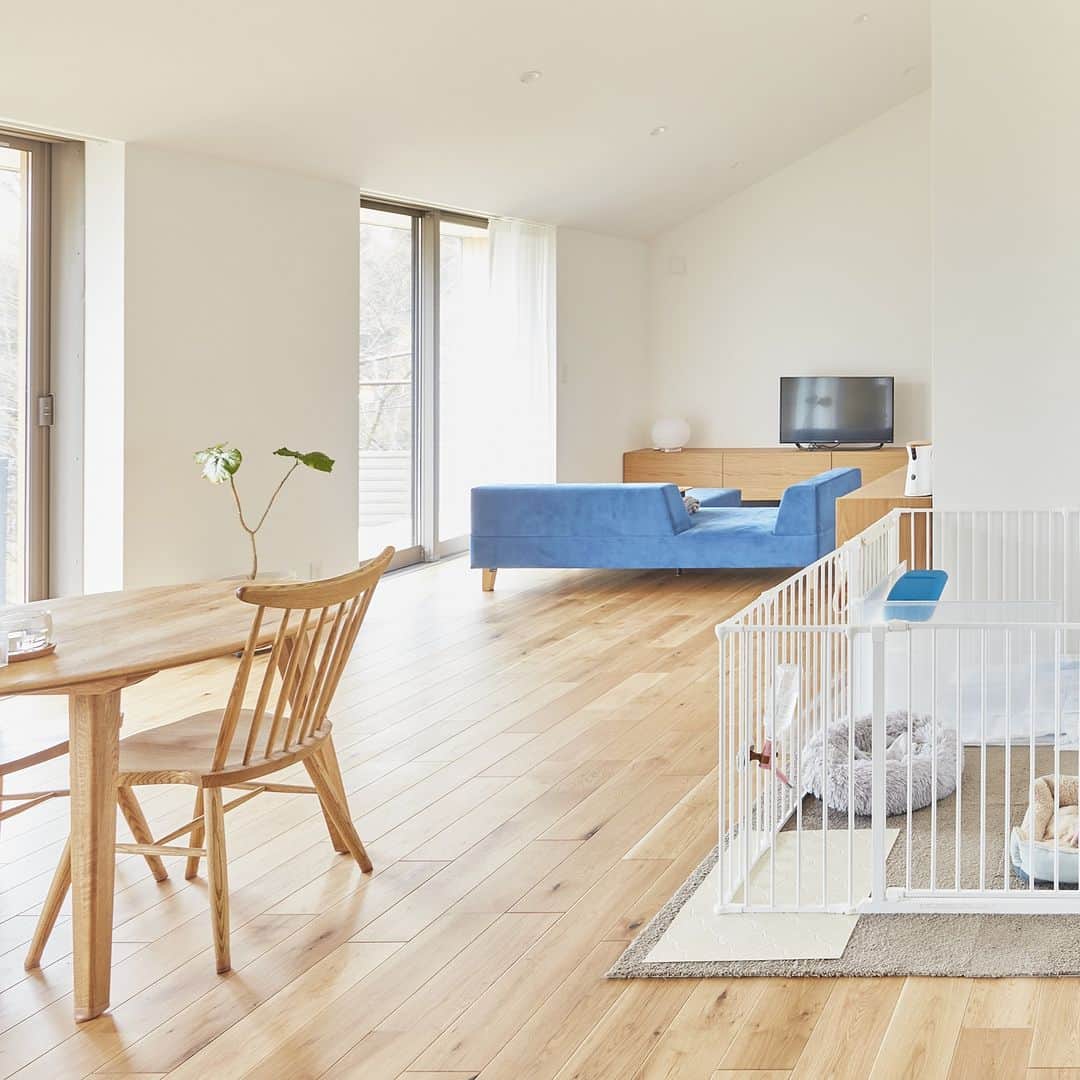無印良品の家さんのインスタグラム写真 - (無印良品の家Instagram)「【住まいの実例】 ※右上のブックマークのアイコンをタップすると保存できます。  神奈川県茅ケ崎市 竣工年月：2021年12月 延床面積：86.95m²  神奈川県茅ケ崎市の「陽の家」A邸は、自然豊かな住宅街の高台に建ちます。シックな色合いの木目が平屋の魅力を一層引き立てる素敵なお宅。ご夫婦はこの家に住み始めて約半年が経ちました。  店舗でたまたま「陽の家」の広告を見たことで、「無印良品の家」を知ったというご夫婦。その広告との出会いが大きな転機でした。  「広告を見たときは都内の持ち家に住んでいたので、『こんな家に住めたらいいね』と願望は口にしていましたが、住み替えることは想定していませんでした。しかし私がリモートワークになったことから移住を検討するように。そこで家を建てるなら『陽の家』がいいと、具体的に動いていきましたね」（ご主人）  ともに独身時代から無印良品が好きだったご夫婦は、結婚後も寝具やソファ、テーブルなど無印良品で揃えていました。そのためプランニングの際には、愛用していた家具のレイアウトも含めたプランを考えていきました。  「事前に住んだ後の生活イメージをしっかり持って、どの家具をどこに置くのかを考えていました。テレビ台など無印良品の家具は収納がたっぷりあるので、家づくりの際には収納はそんなに必要ありませんでした。確実に確保したかったのは、二人が仕事できるワークスペースです。仕事中は周囲の視界が気になるので囲いは欲しいものの、密閉感のある個室は嫌。そのちょうどいい空間作りの相談は担当者の方にじっくり乗っていただきました」（奥様）  コンセントの位置や家具の配置にもこだわりました。生活感を出さない工夫や、配線が見えないように気を配ったレイアウトに。  「もともと耐震性の高さは知っていましたが、地震に備えて高い位置に物を置かなくてもいいようにしました。またリビングの窓に関しては3か所設けました。これから暑くなる夏場は、この窓を開放するのが楽しみです」（ご主人）  2022.5.24 公開住まいの実例『友達からは「ホテルみたい」「別荘だね」と言われます』より  詳しくはプロフィールハイライトか、「無印良品の家」HPをご覧ください。  @mujihouse  #無印良品の家 #mujihouse #無印良品 #muji #無印良品の家_陽の家 #施工例 #施工事例集 #おうちづくり #一戸建て #家づくり #平屋の家 #施工事例集 #平屋暮らし #ワークスペース #MUJI #無印良品収納 #無印収納 #寝室 #ベッドルーム #リビングダイニング #リビングインテリア #陽の家 #勾配天井」9月11日 10時00分 - mujihouse