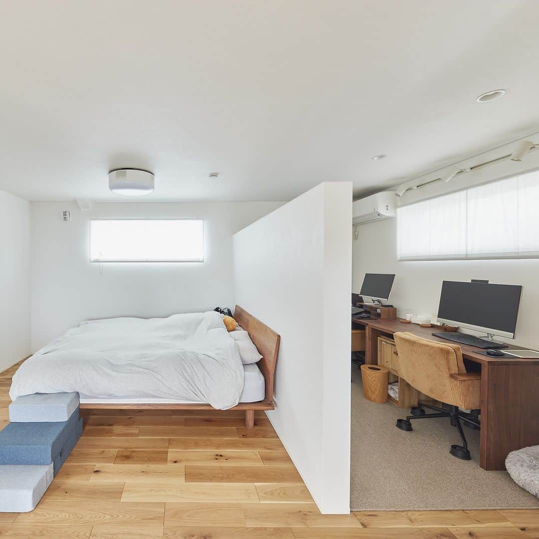 無印良品の家さんのインスタグラム写真 - (無印良品の家Instagram)「【住まいの実例】 ※右上のブックマークのアイコンをタップすると保存できます。  神奈川県茅ケ崎市 竣工年月：2021年12月 延床面積：86.95m²  神奈川県茅ケ崎市の「陽の家」A邸は、自然豊かな住宅街の高台に建ちます。シックな色合いの木目が平屋の魅力を一層引き立てる素敵なお宅。ご夫婦はこの家に住み始めて約半年が経ちました。  店舗でたまたま「陽の家」の広告を見たことで、「無印良品の家」を知ったというご夫婦。その広告との出会いが大きな転機でした。  「広告を見たときは都内の持ち家に住んでいたので、『こんな家に住めたらいいね』と願望は口にしていましたが、住み替えることは想定していませんでした。しかし私がリモートワークになったことから移住を検討するように。そこで家を建てるなら『陽の家』がいいと、具体的に動いていきましたね」（ご主人）  ともに独身時代から無印良品が好きだったご夫婦は、結婚後も寝具やソファ、テーブルなど無印良品で揃えていました。そのためプランニングの際には、愛用していた家具のレイアウトも含めたプランを考えていきました。  「事前に住んだ後の生活イメージをしっかり持って、どの家具をどこに置くのかを考えていました。テレビ台など無印良品の家具は収納がたっぷりあるので、家づくりの際には収納はそんなに必要ありませんでした。確実に確保したかったのは、二人が仕事できるワークスペースです。仕事中は周囲の視界が気になるので囲いは欲しいものの、密閉感のある個室は嫌。そのちょうどいい空間作りの相談は担当者の方にじっくり乗っていただきました」（奥様）  コンセントの位置や家具の配置にもこだわりました。生活感を出さない工夫や、配線が見えないように気を配ったレイアウトに。  「もともと耐震性の高さは知っていましたが、地震に備えて高い位置に物を置かなくてもいいようにしました。またリビングの窓に関しては3か所設けました。これから暑くなる夏場は、この窓を開放するのが楽しみです」（ご主人）  2022.5.24 公開住まいの実例『友達からは「ホテルみたい」「別荘だね」と言われます』より  詳しくはプロフィールハイライトか、「無印良品の家」HPをご覧ください。  @mujihouse  #無印良品の家 #mujihouse #無印良品 #muji #無印良品の家_陽の家 #施工例 #施工事例集 #おうちづくり #一戸建て #家づくり #平屋の家 #施工事例集 #平屋暮らし #ワークスペース #MUJI #無印良品収納 #無印収納 #寝室 #ベッドルーム #リビングダイニング #リビングインテリア #陽の家 #勾配天井」9月11日 10時00分 - mujihouse
