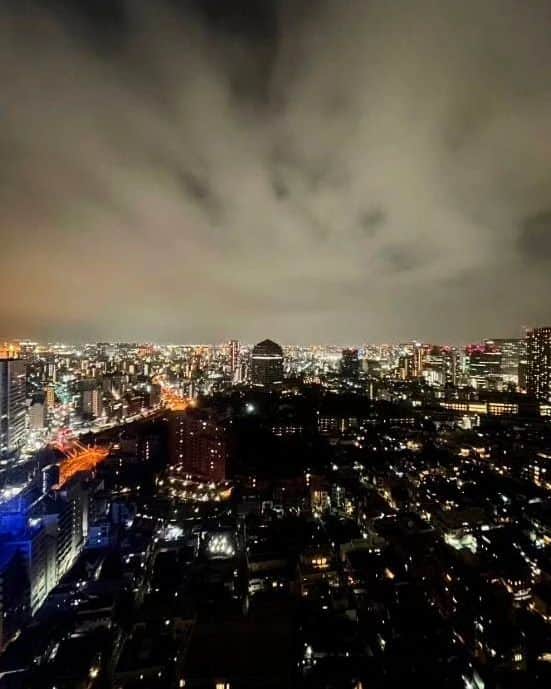 のインスタグラム：「品川の夜✨✨  品プリから眺める景色は まるで煌めく 宝石箱の輝きやぁー💎💎  品川プリンスホテルに泊まって 美味しいイタリアン🤤💖 いただきました‼️ 翌日のお仕事へむけて パワーをいただきました👍  グラーツエ　ミッレ  #米良美一 #歌手 #品川プリンスホテル #イタリアン  #おいしいもの  #ありがとうございました」