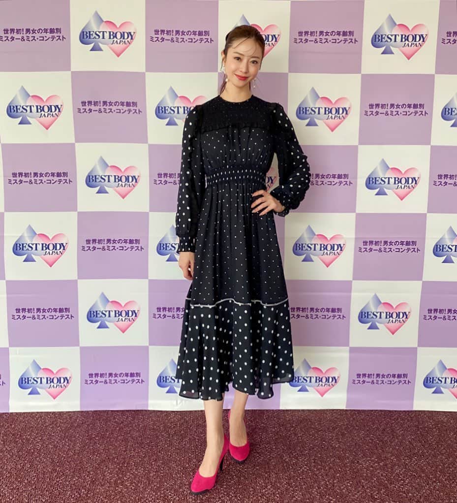 白田久子のインスタグラム：「💪🏻⋆͛ 昨日は @bestbodyjapan 高知龍馬大会でした。地元の知り合いも出ていたり審査にも力が入りました。高知大会とてもレベルが高かったです！来月の四国大会でまたお会いしましょう🔥 ・ Dress @chesty_official 新作のワンピ🤍  #ベストボディジャパン  #審査員 #高知子育て #年子ママ」